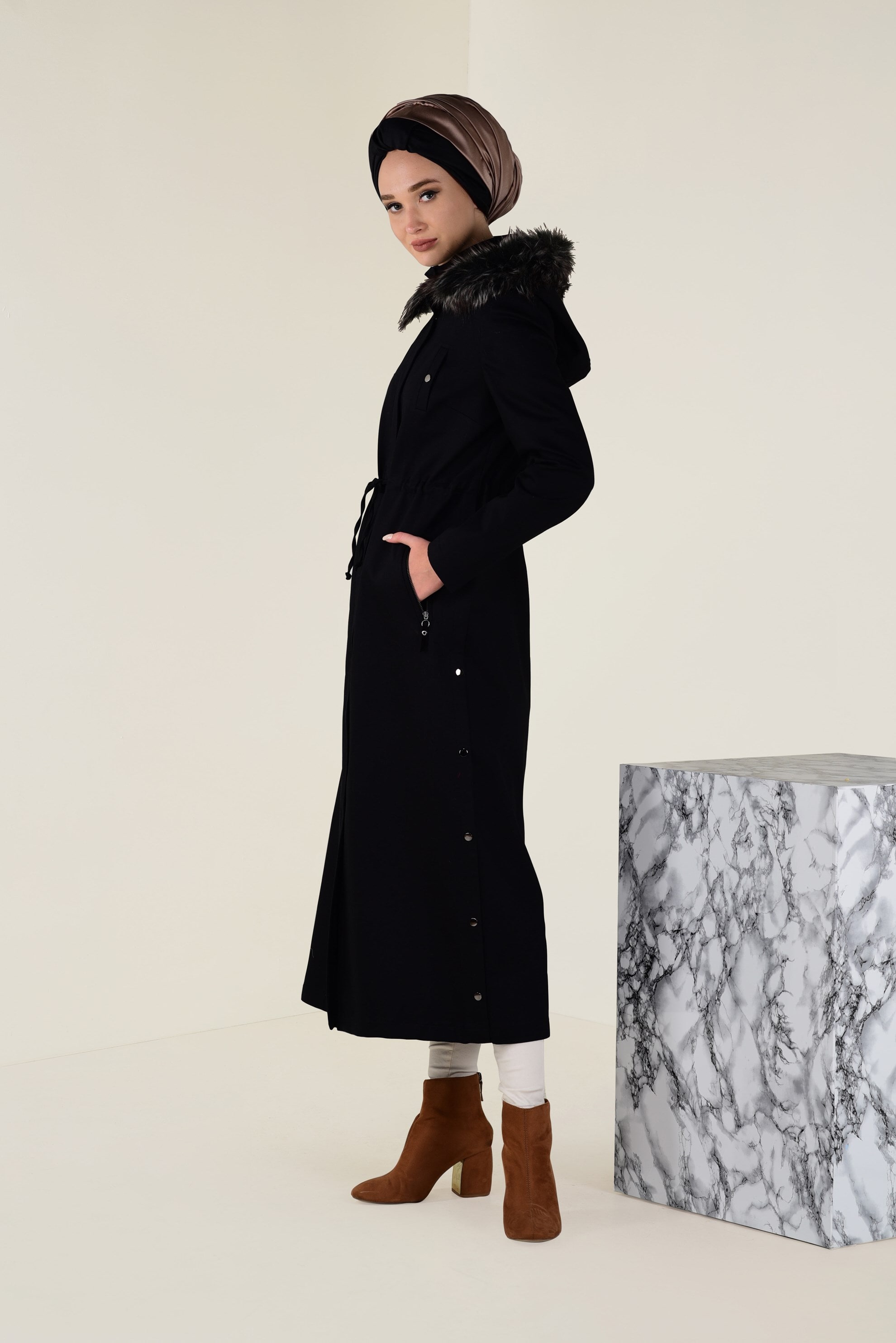 Tesettür giyim SİYAH KAPÜŞONU KÜRK DETAYLI TRENÇKOT 1307 