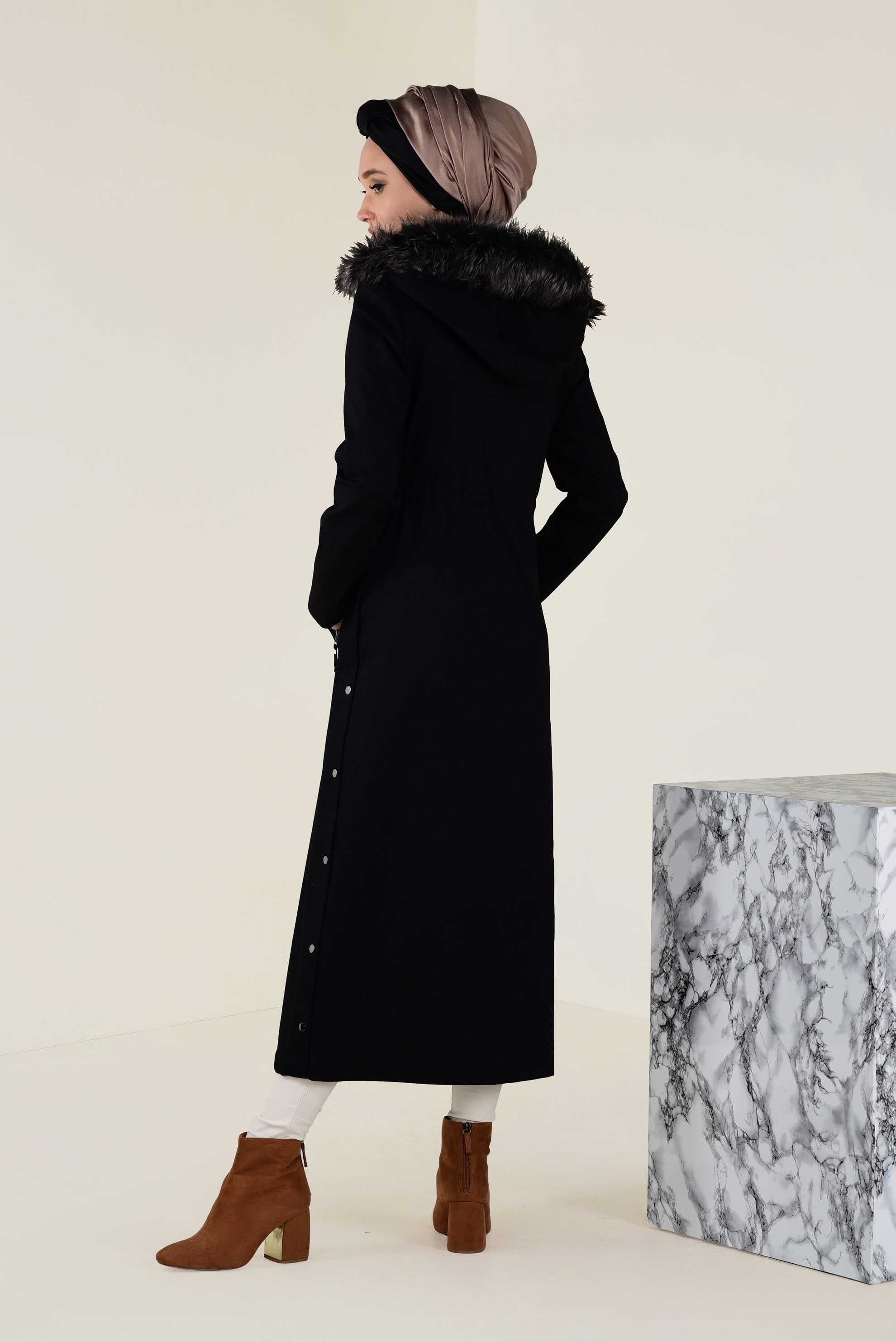 Tesettür giyim SİYAH KAPÜŞONU KÜRK DETAYLI TRENÇKOT 1307 