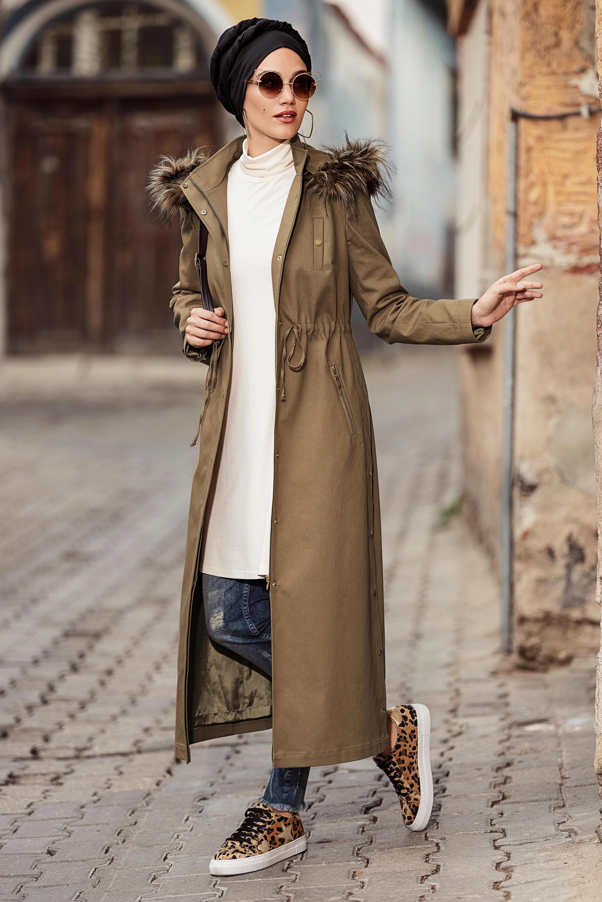 Tesettür giyim KAHVE KAPÜŞONU KÜRK DETAYLI TRENÇKOT 1307 