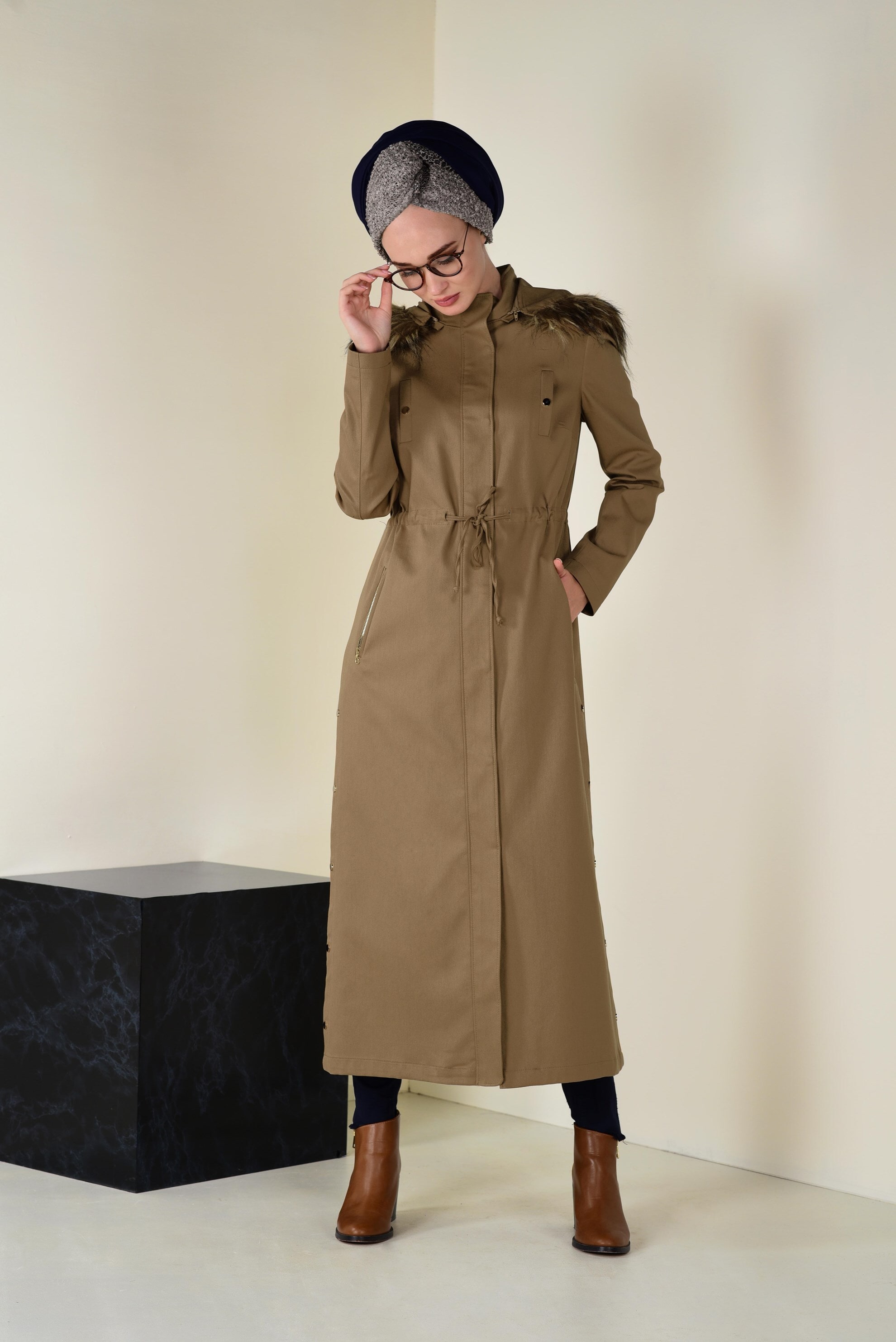 Tesettür giyim KAHVE KAPÜŞONU KÜRK DETAYLI TRENÇKOT 1307 