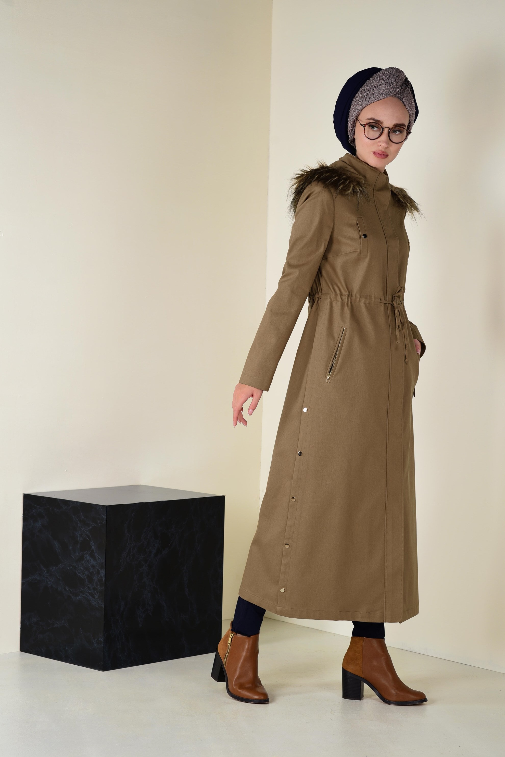 Tesettür giyim KAHVE KAPÜŞONU KÜRK DETAYLI TRENÇKOT 1307 