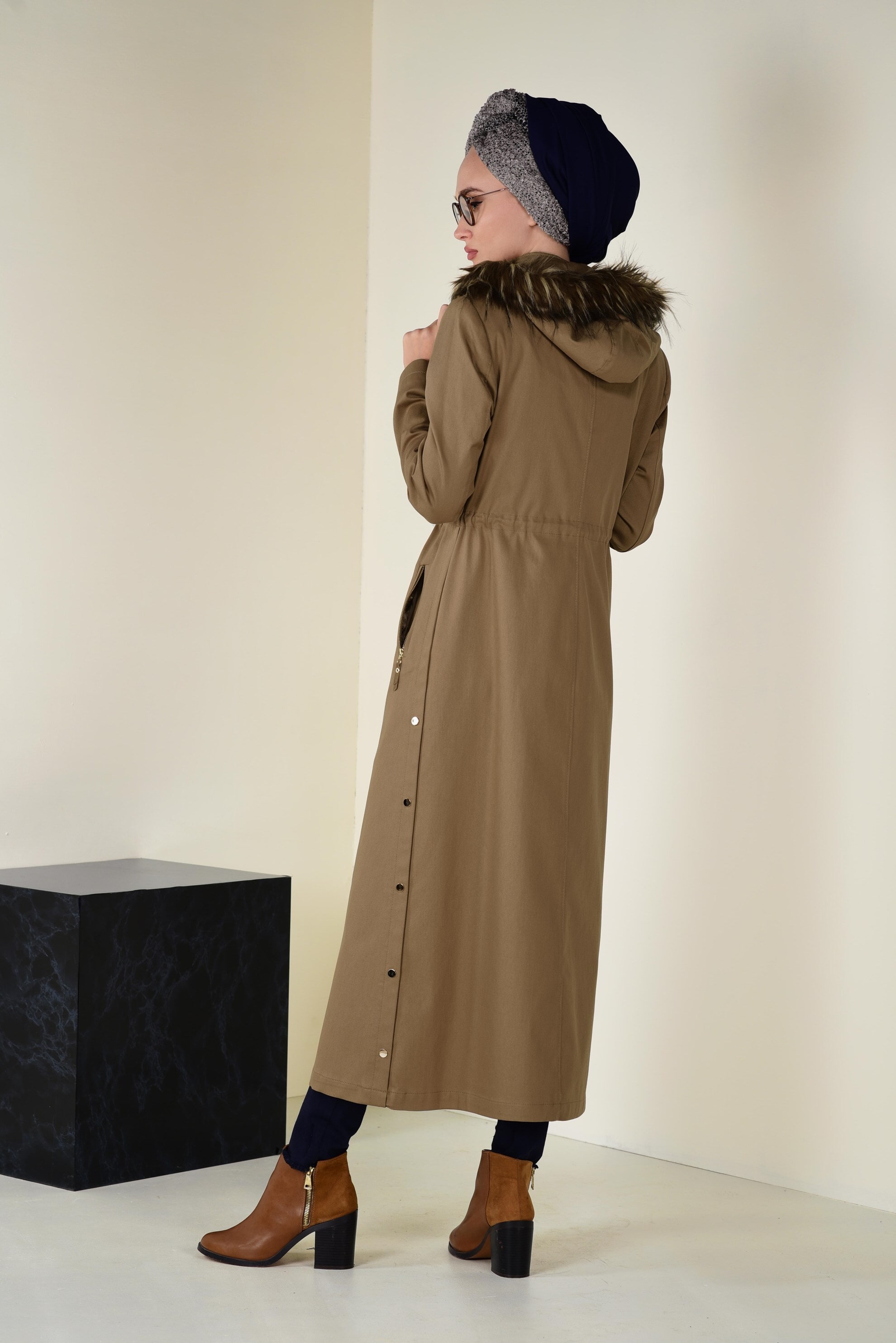Tesettür giyim KAHVE KAPÜŞONU KÜRK DETAYLI TRENÇKOT 1307 