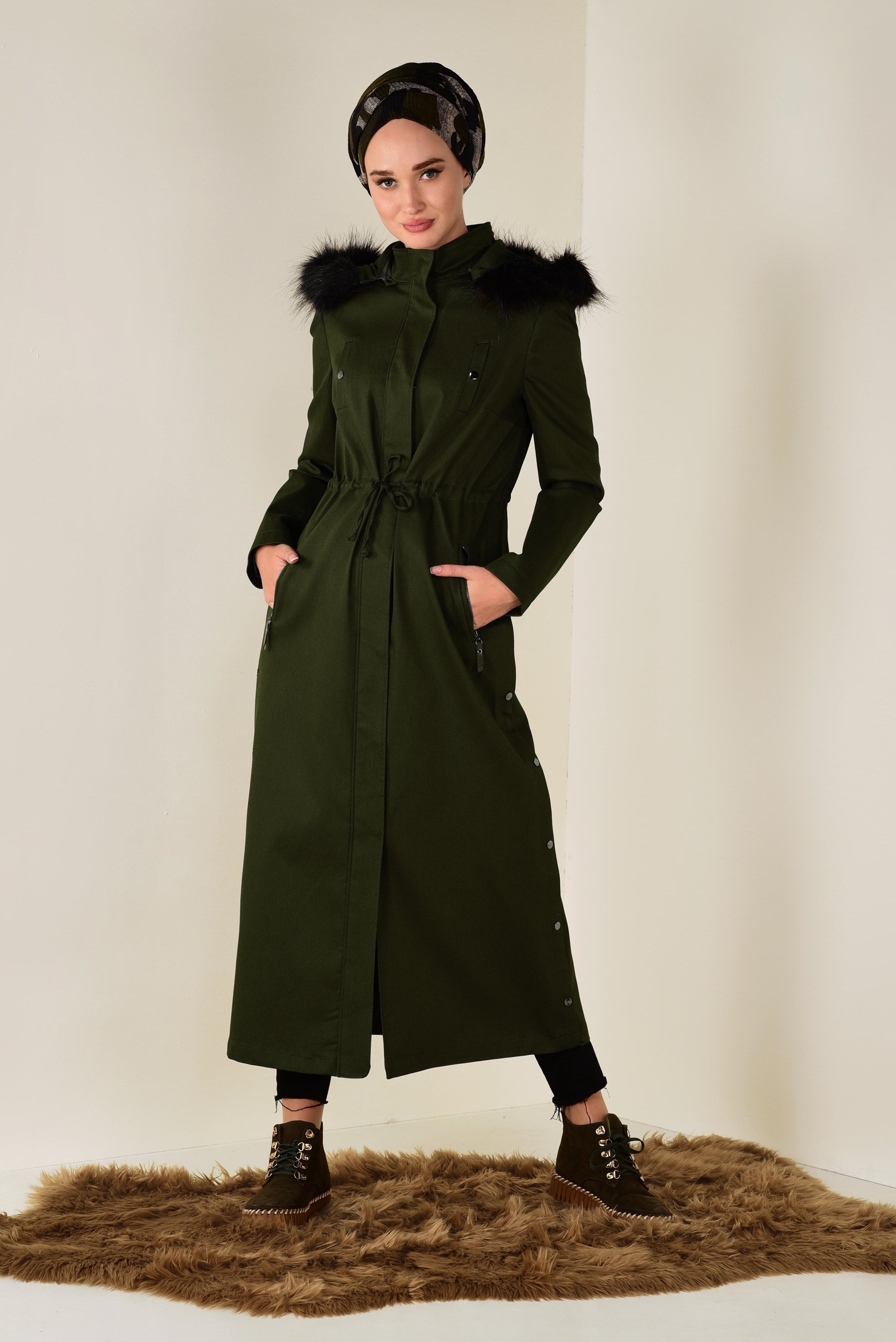 Tesettür giyim HAKİ KAPÜŞONU KÜRK DETAYLI TRENÇKOT 1307 