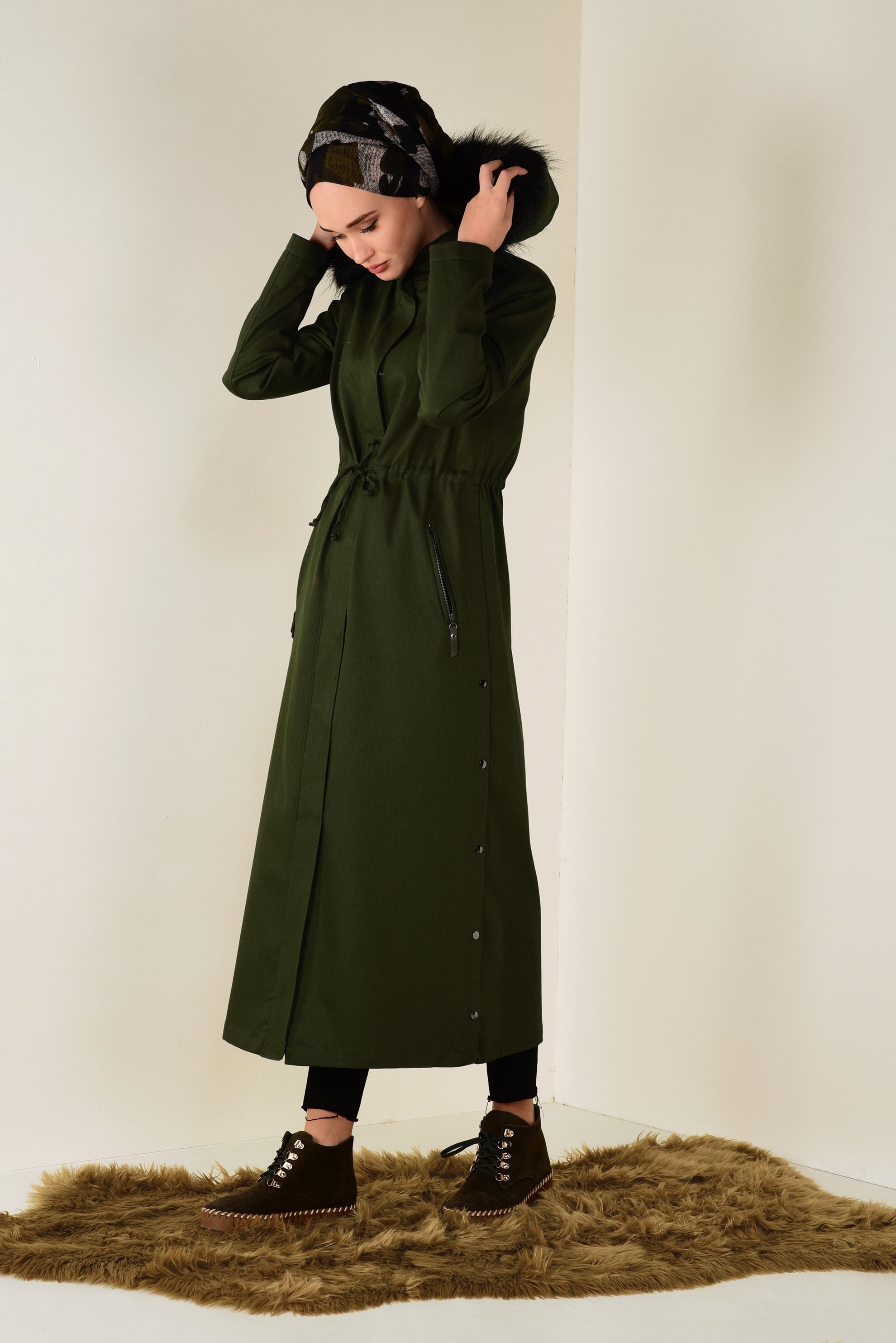 Tesettür giyim HAKİ KAPÜŞONU KÜRK DETAYLI TRENÇKOT 1307 