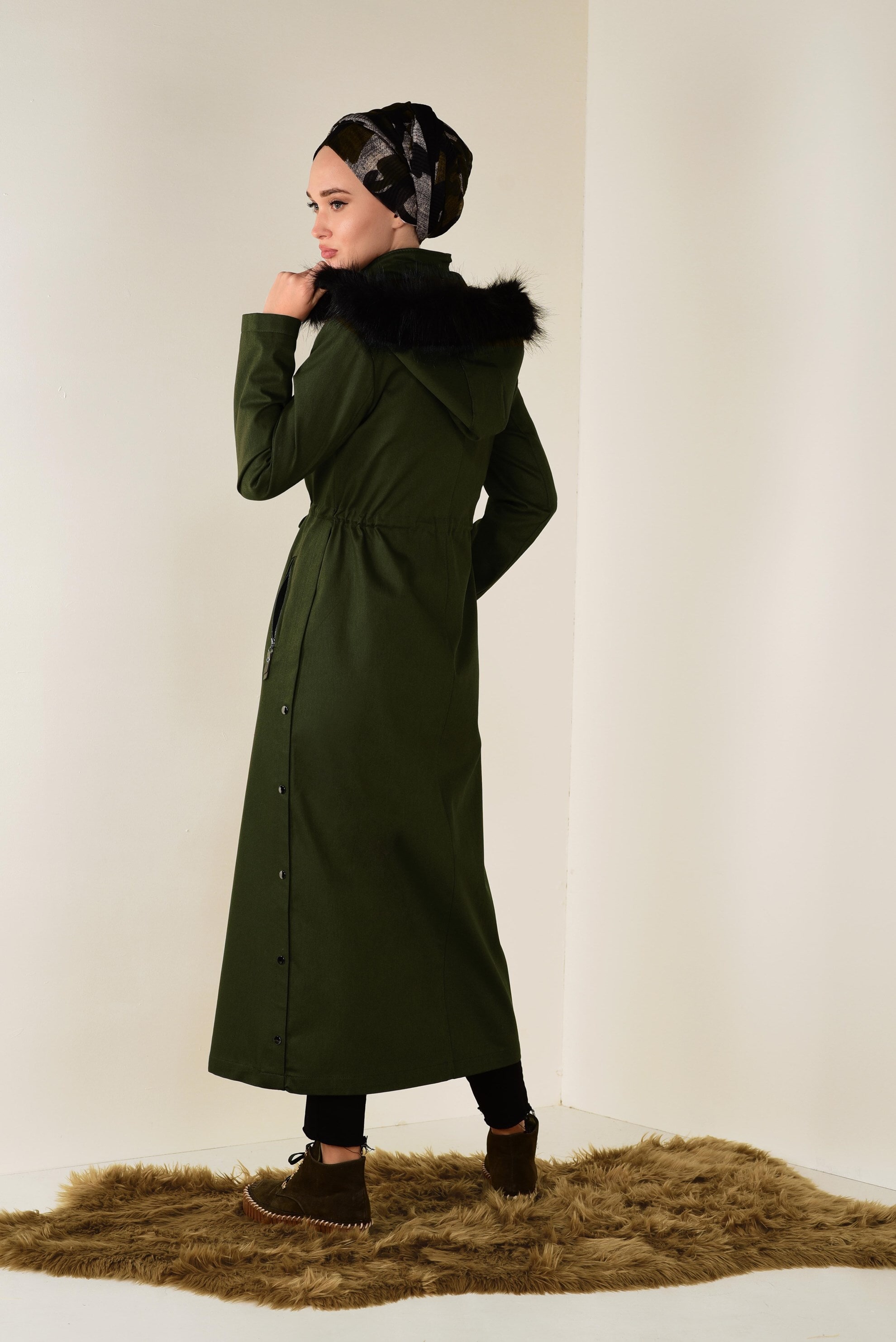 Tesettür giyim HAKİ KAPÜŞONU KÜRK DETAYLI TRENÇKOT 1307 