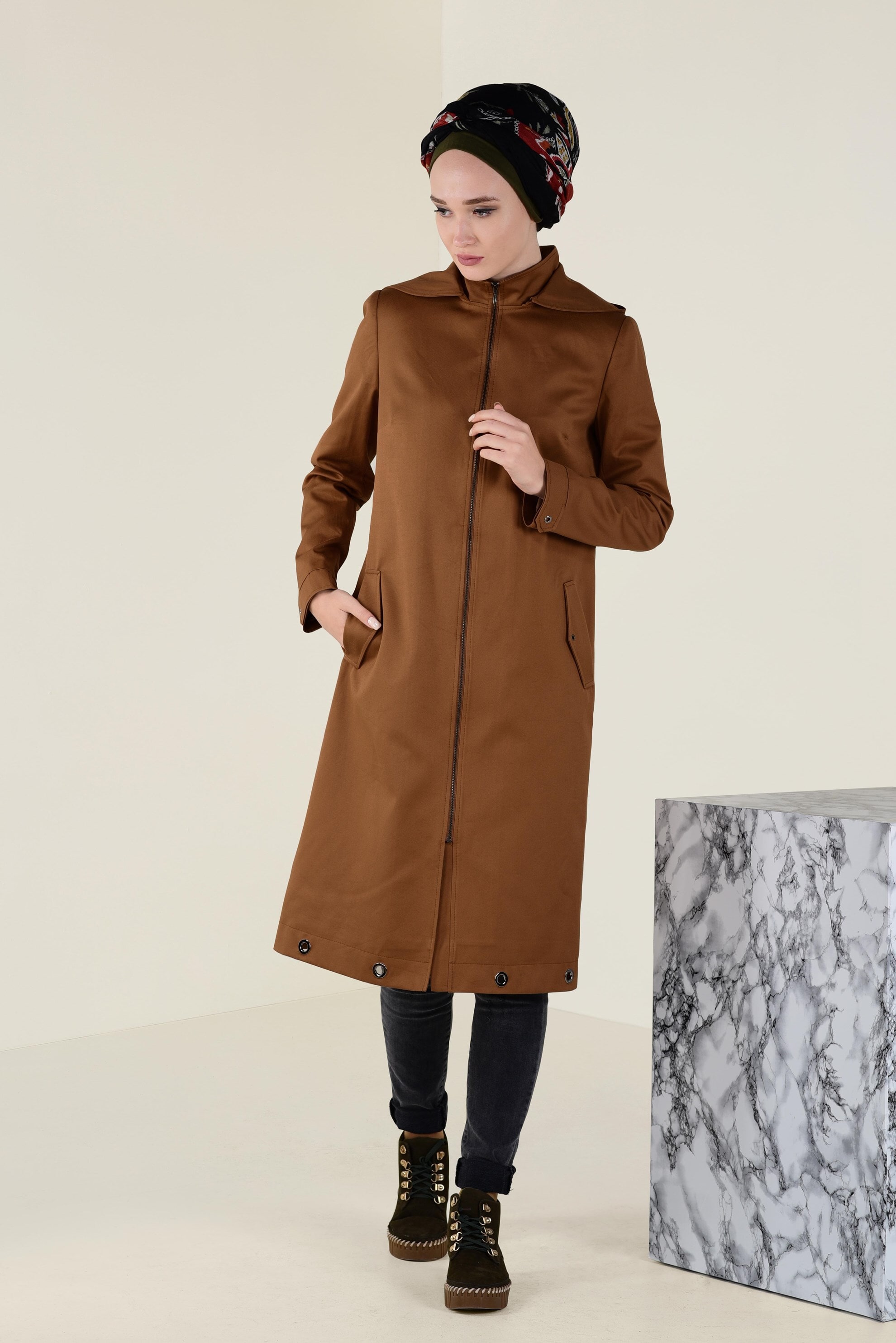 Tesettür giyim TABA KAPÜŞONLU FERMUARLI TRENÇKOT 1310 