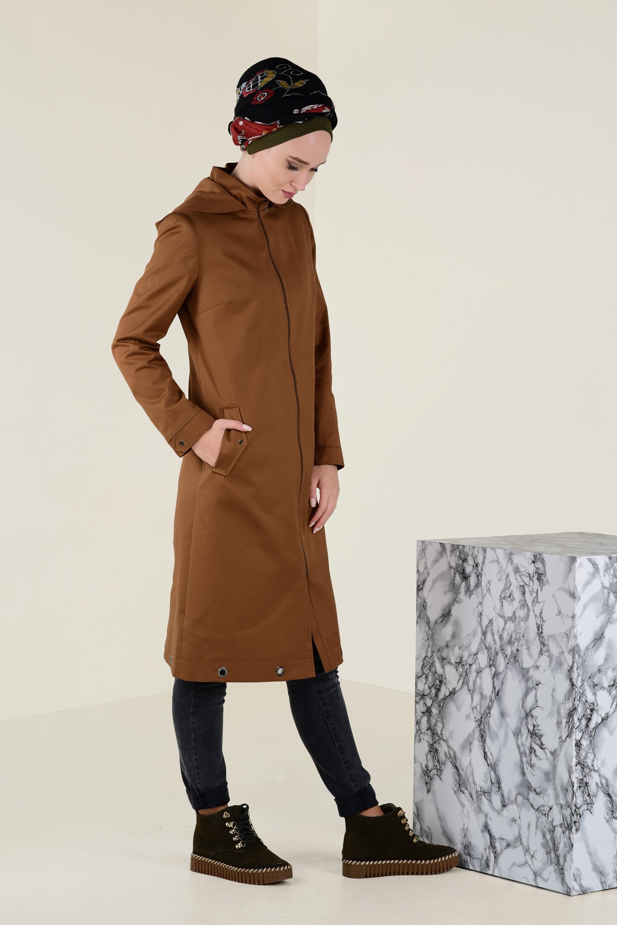 Tesettür giyim TABA KAPÜŞONLU FERMUARLI TRENÇKOT 1310 