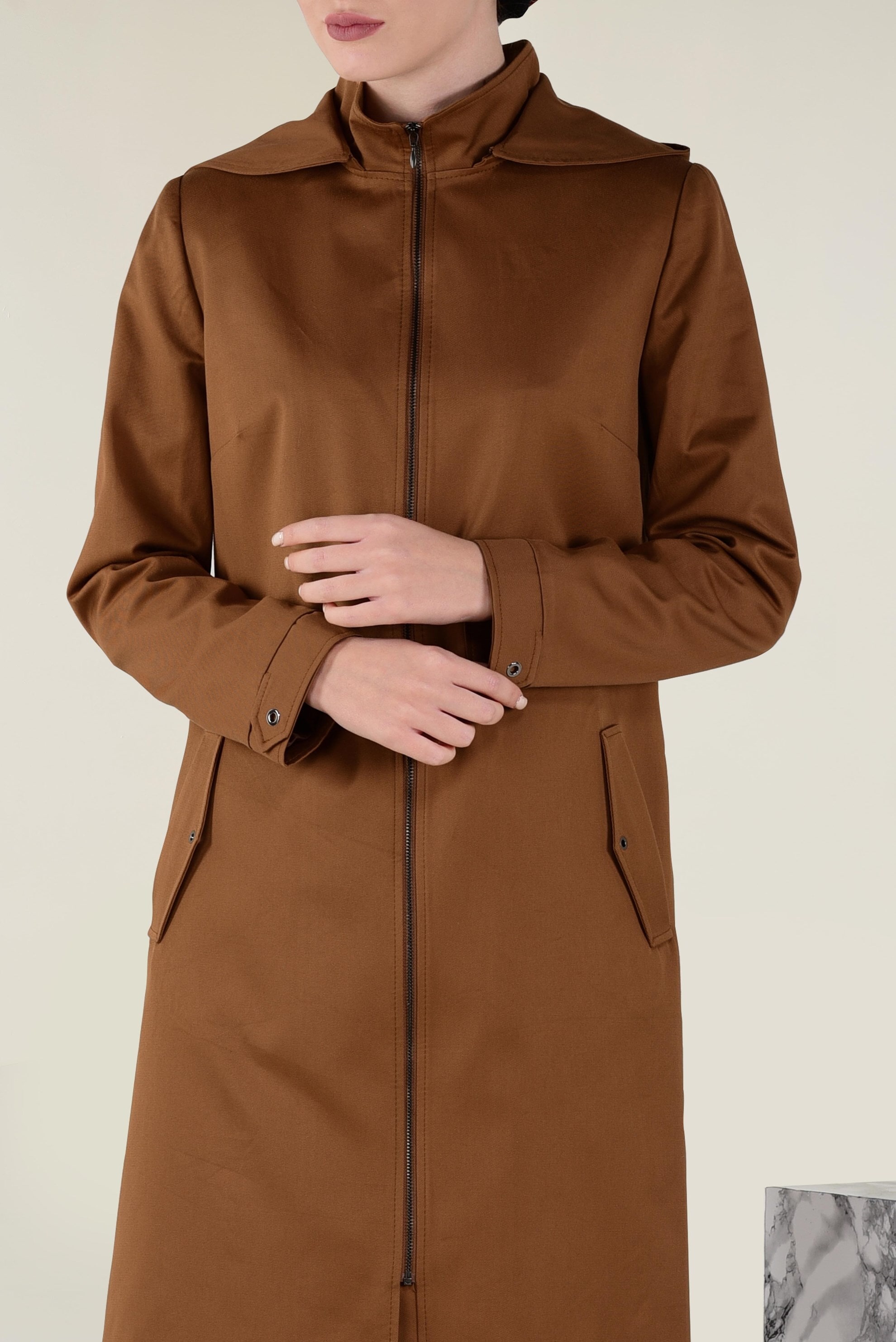 Tesettür giyim TABA KAPÜŞONLU FERMUARLI TRENÇKOT 1310 