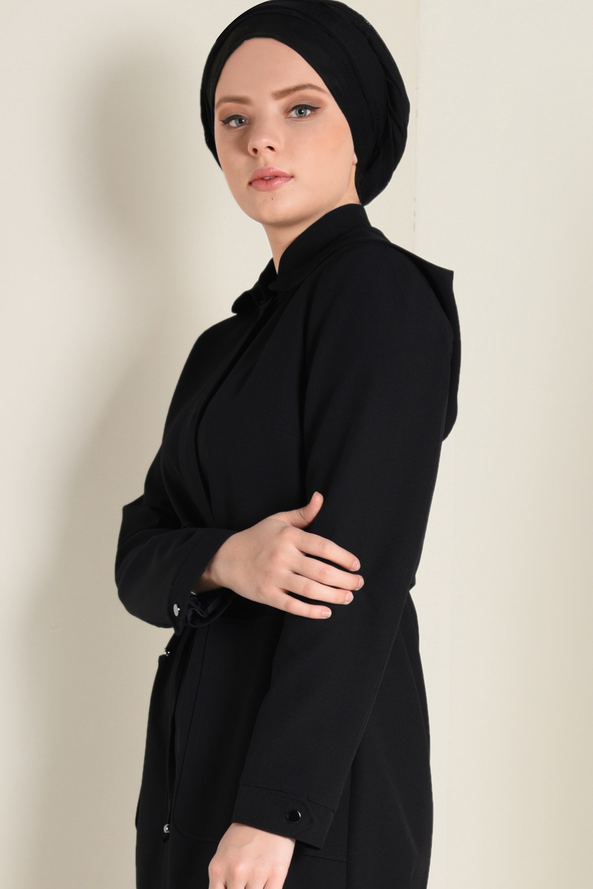 Tesettür giyim SİYAH BELİ BÜZGÜLÜ KAPÜŞONLU TRENÇKOT 1324