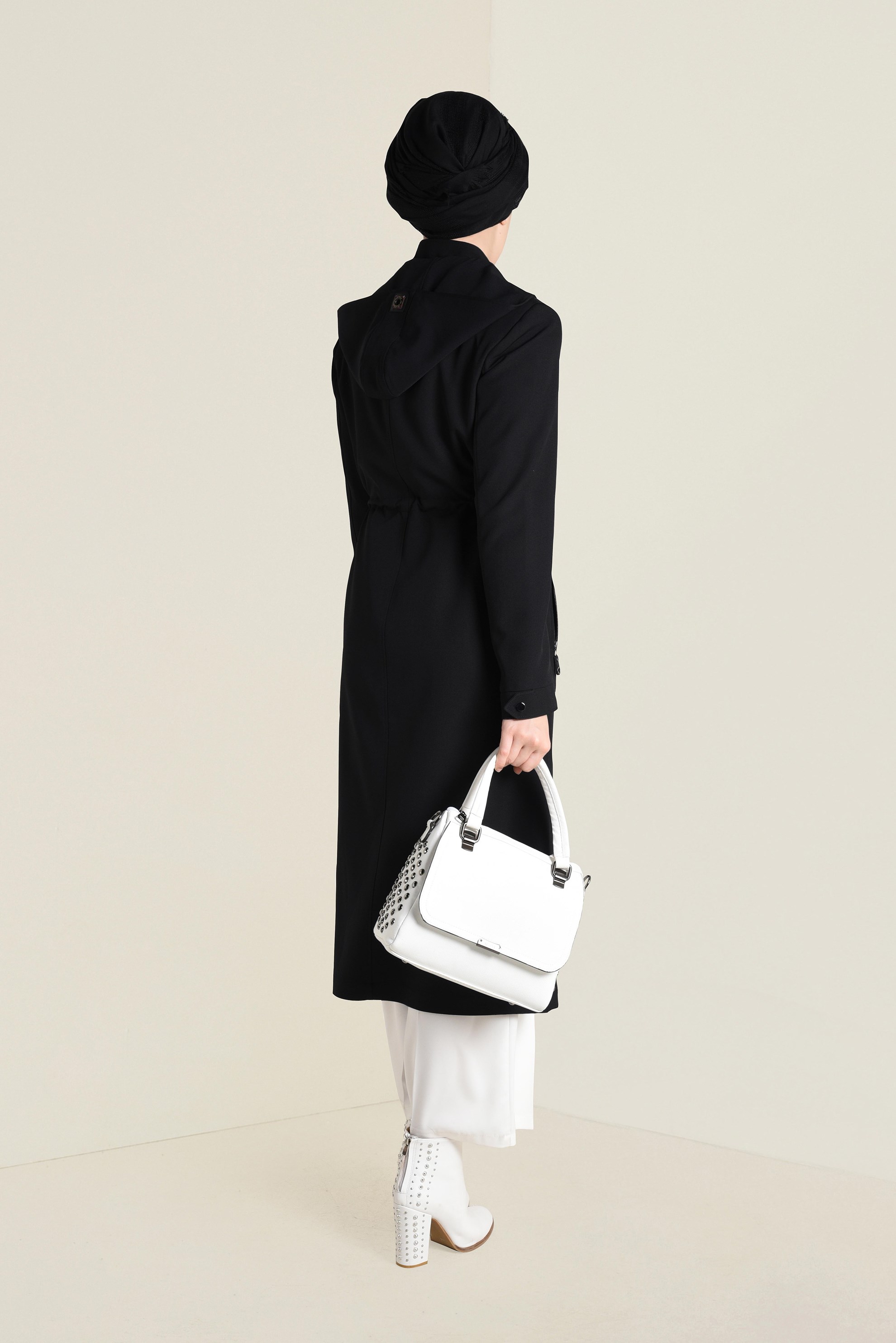 Tesettür giyim SİYAH BELİ BÜZGÜLÜ KAPÜŞONLU TRENÇKOT 1324