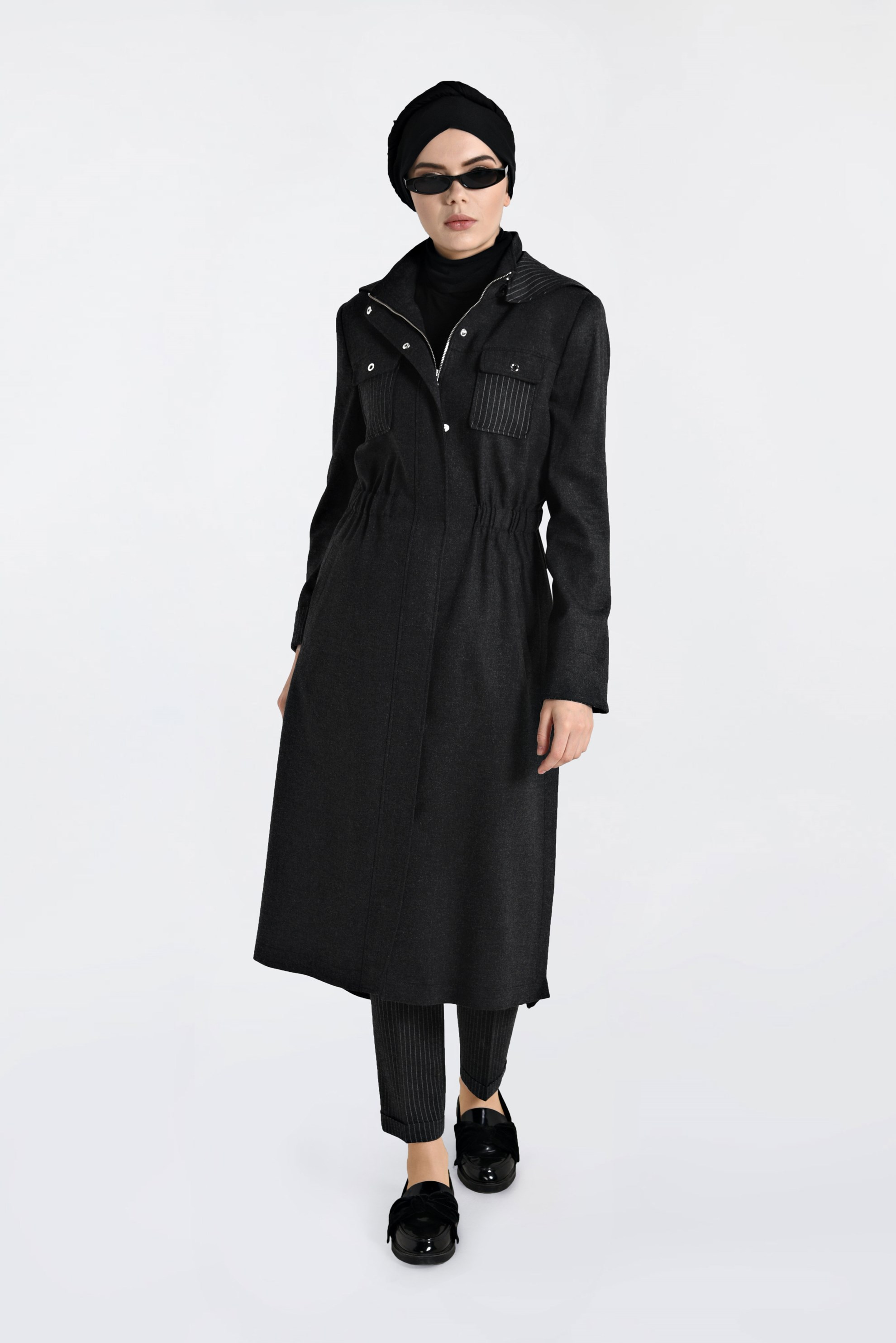 Tesettür giyim SİYAH BELİ BÜZGÜLÜ GİZLİ ÇITÇIT VE FERMUARLI TRENÇKOT 1334