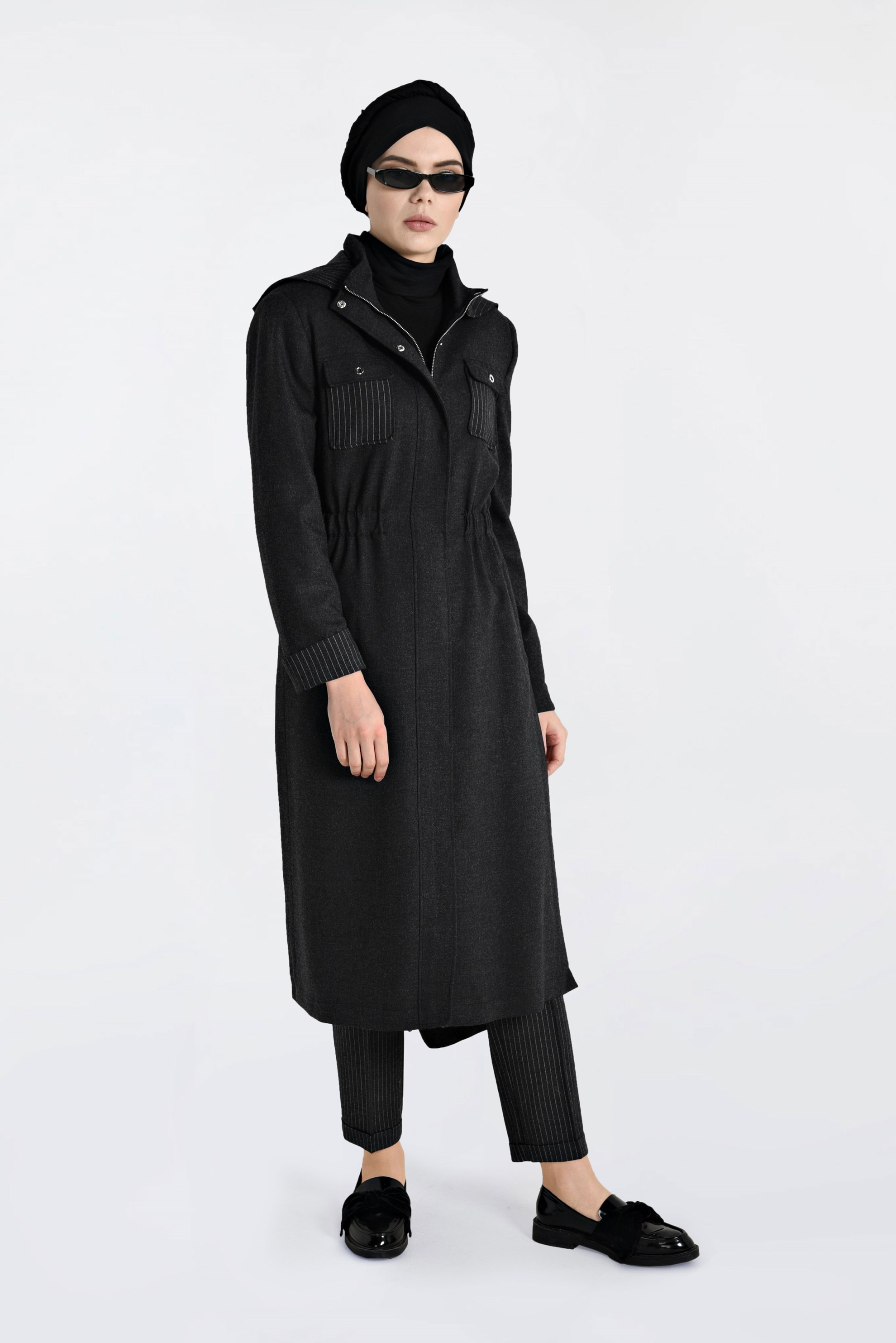 Tesettür giyim SİYAH BELİ BÜZGÜLÜ GİZLİ ÇITÇIT VE FERMUARLI TRENÇKOT 1334