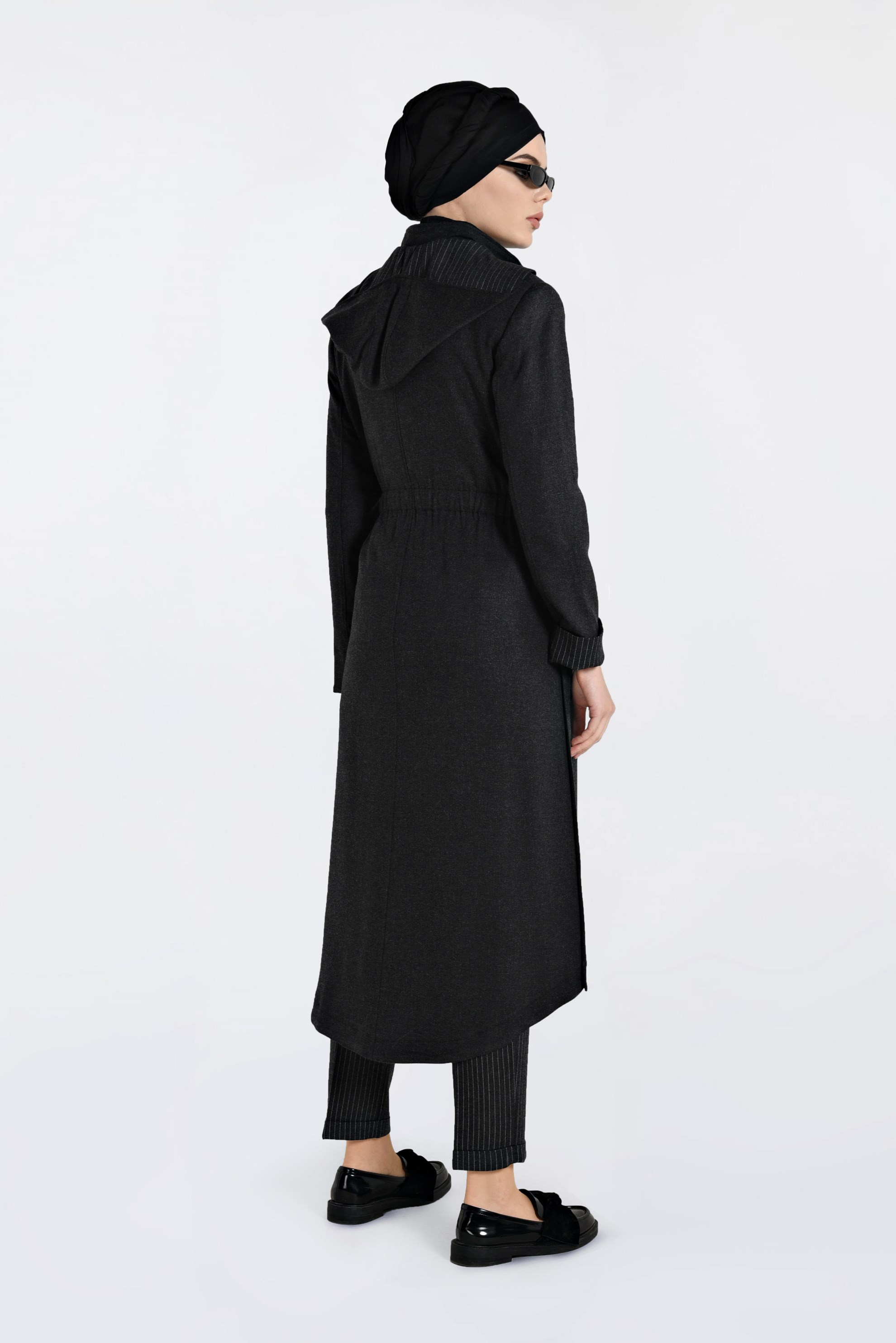 Tesettür giyim SİYAH BELİ BÜZGÜLÜ GİZLİ ÇITÇIT VE FERMUARLI TRENÇKOT 1334