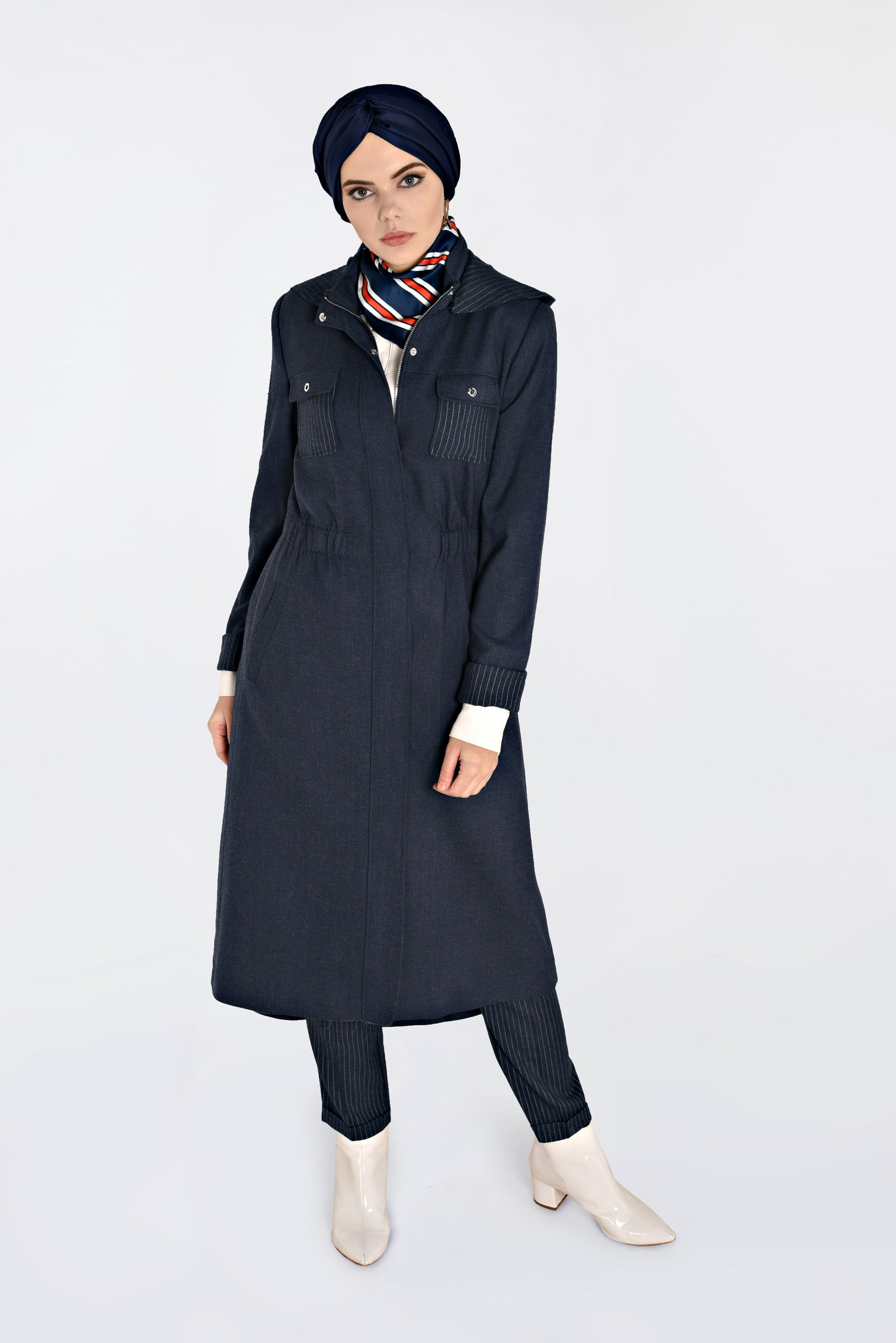 Tesettür giyim LACİVERT BELİ BÜZGÜLÜ GİZLİ ÇITÇIT VE FERMUARLI TRENÇKOT 1334