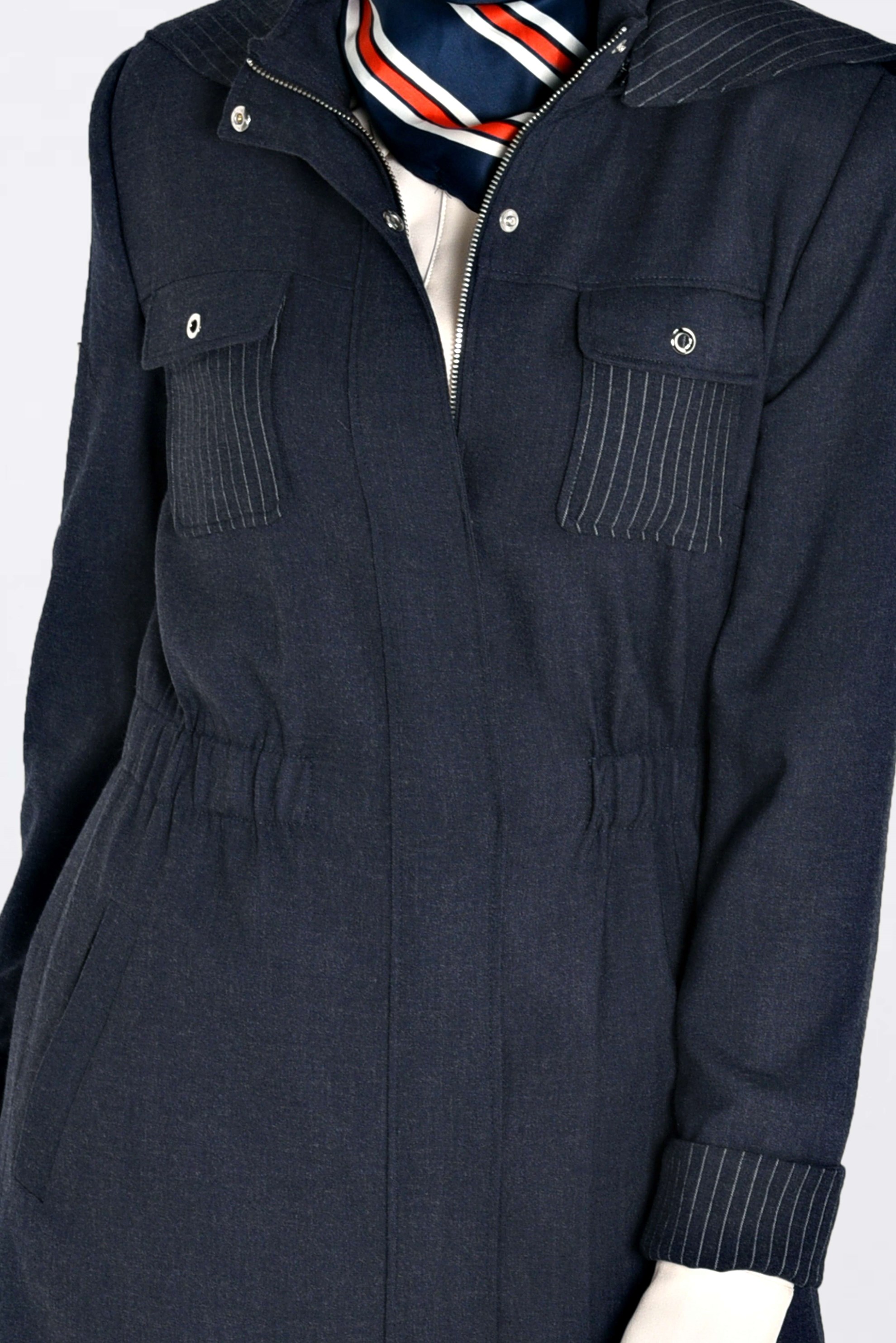 Tesettür giyim LACİVERT BELİ BÜZGÜLÜ GİZLİ ÇITÇIT VE FERMUARLI TRENÇKOT 1334