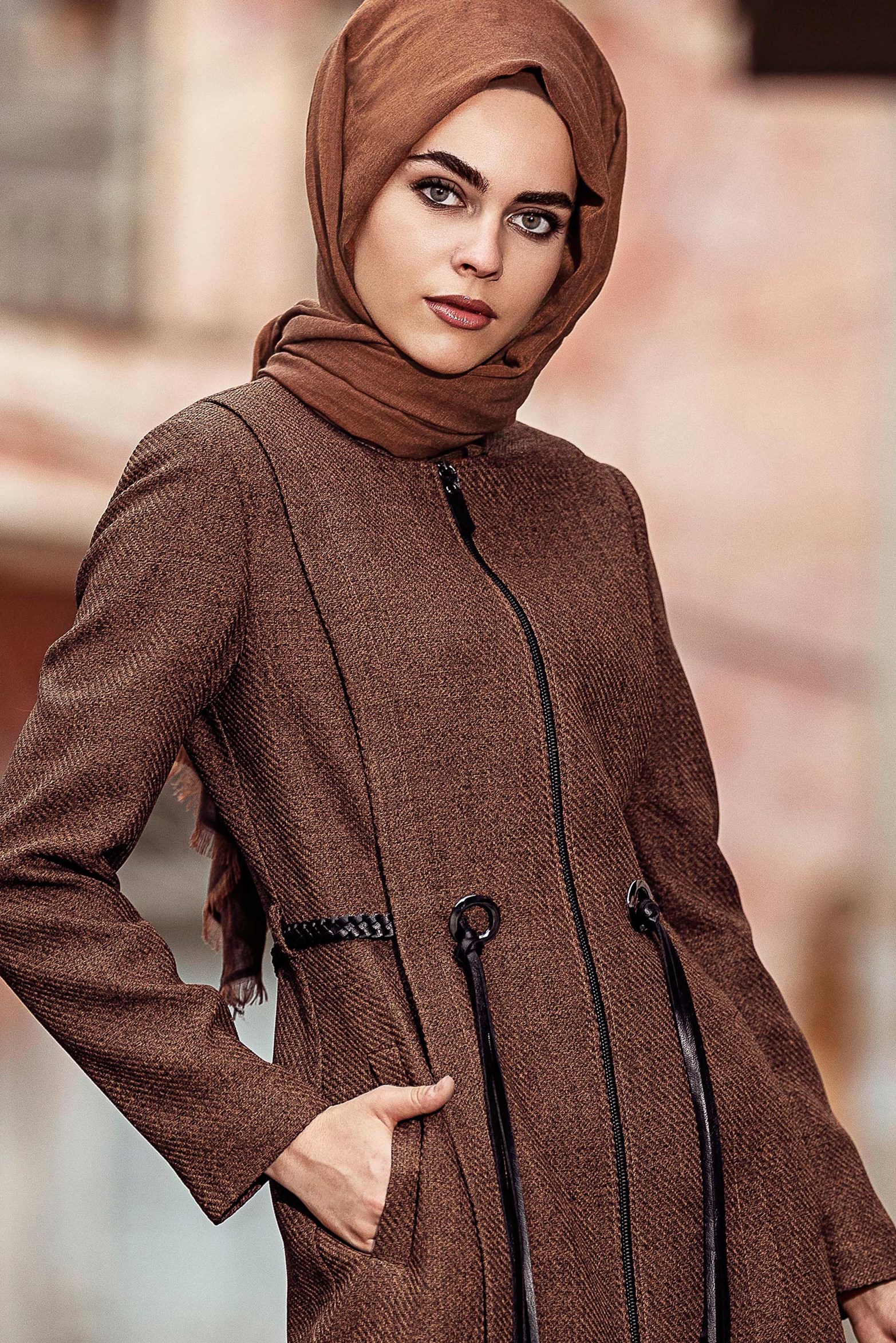 Tesettür giyim TABA DERİ KEMERLİ FERMUARLI TRENÇKOT 1339