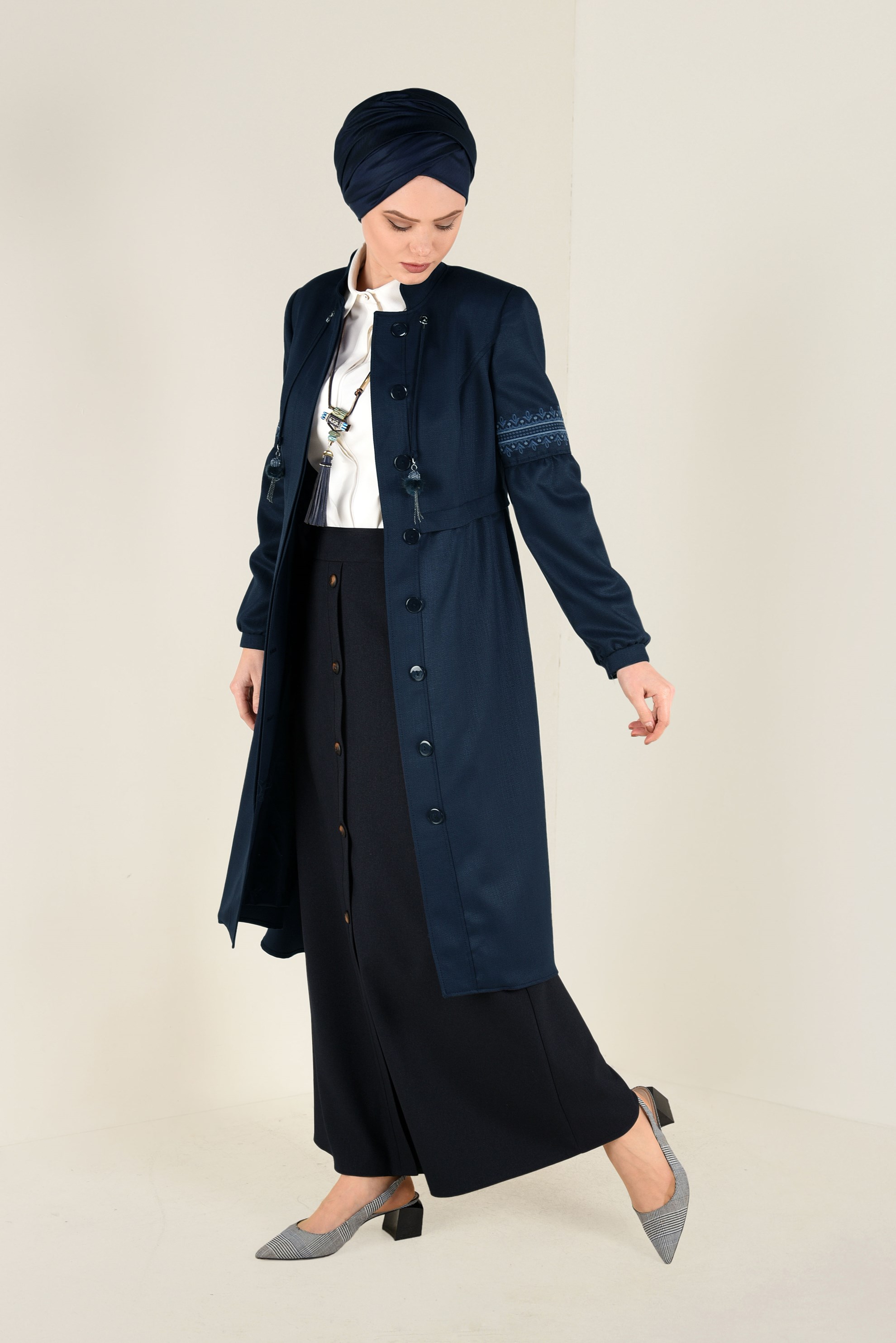 Tesettür giyim LACİVERT İŞLEME DETAYLI DÜĞMELİ TRENÇKOT 1350