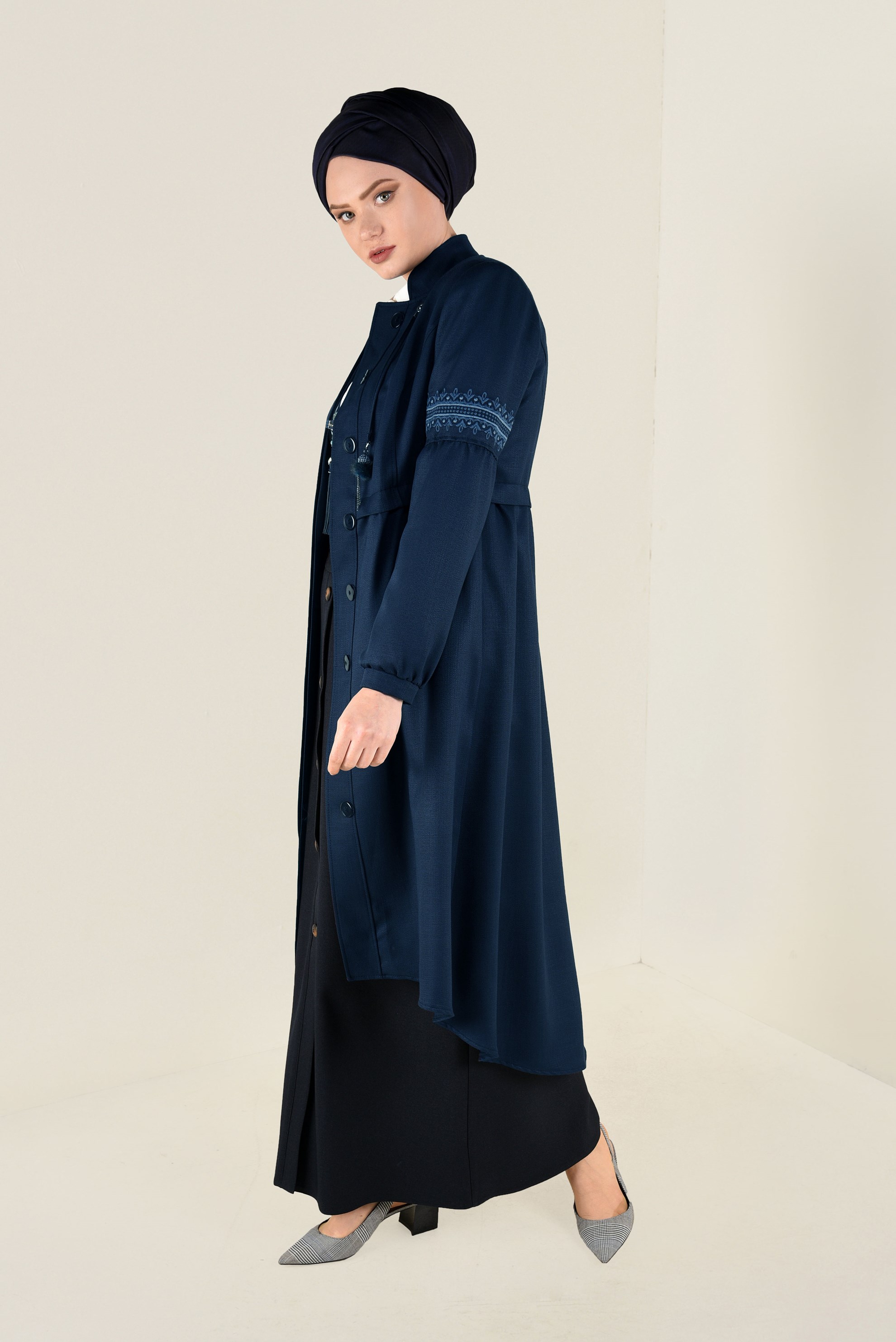 Tesettür giyim LACİVERT İŞLEME DETAYLI DÜĞMELİ TRENÇKOT 1350