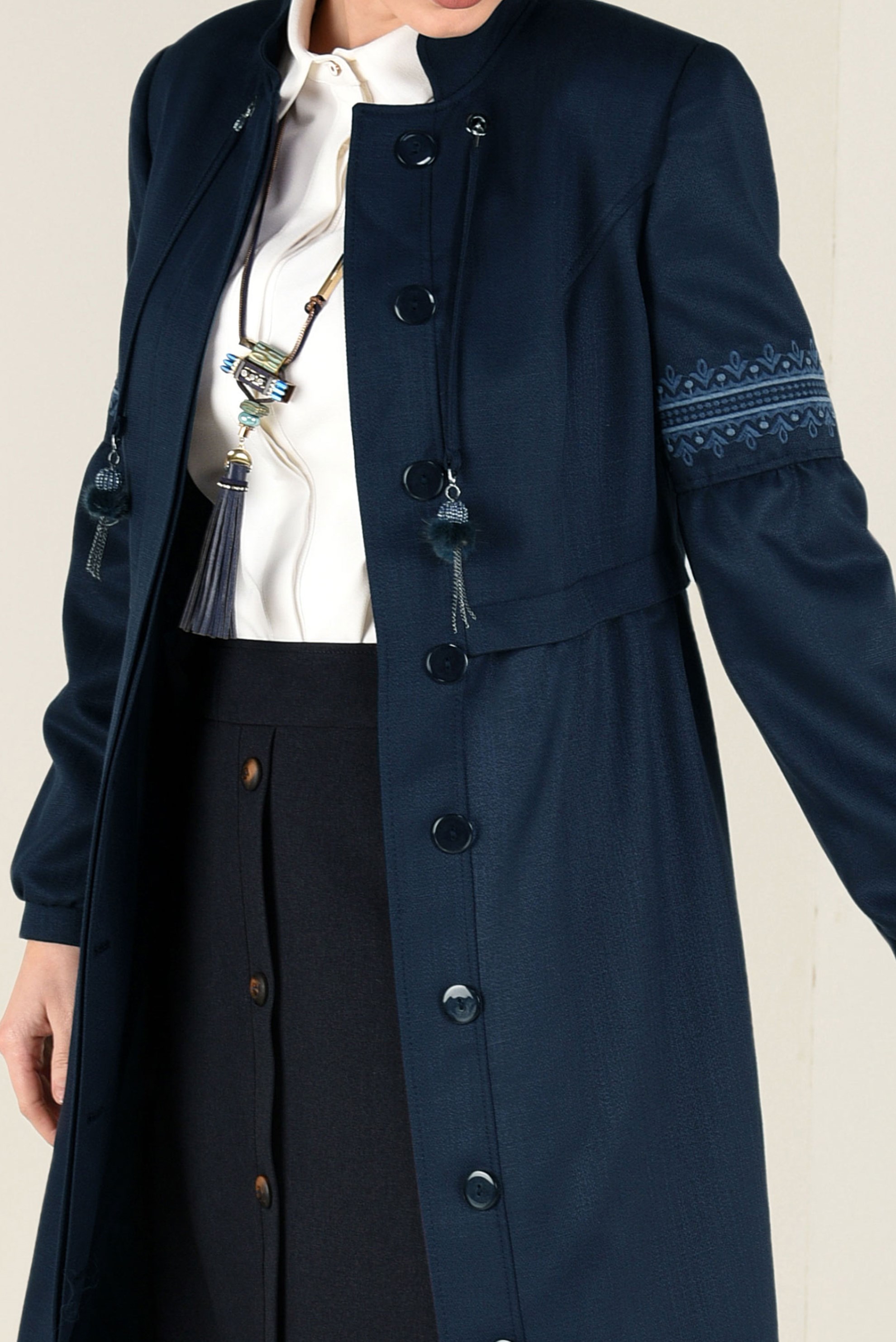 Tesettür giyim LACİVERT İŞLEME DETAYLI DÜĞMELİ TRENÇKOT 1350