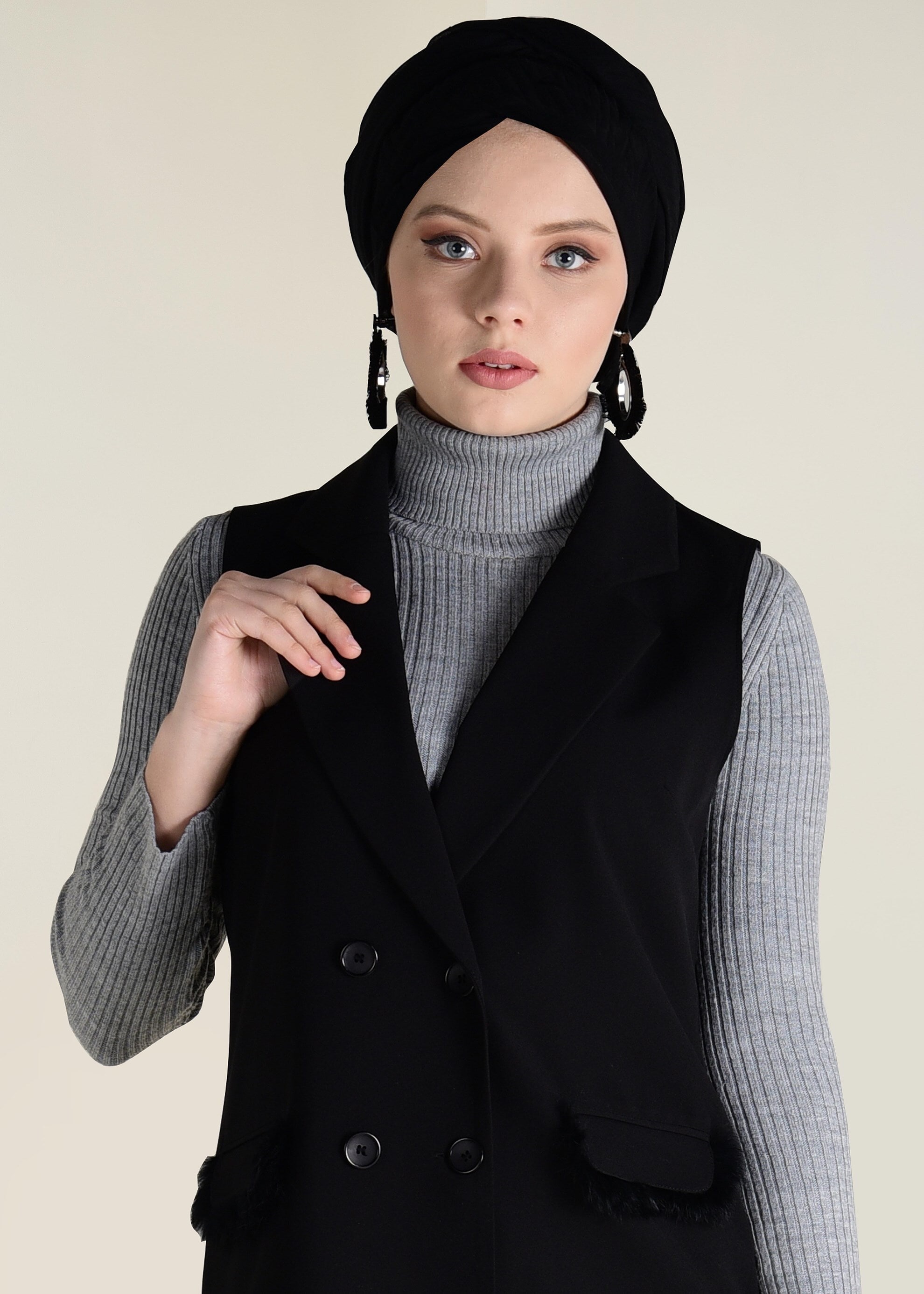 Tesettür giyim SİYAH CEPLERİ TÜY DETAYLI DÜĞMELİ YELEK 4579 