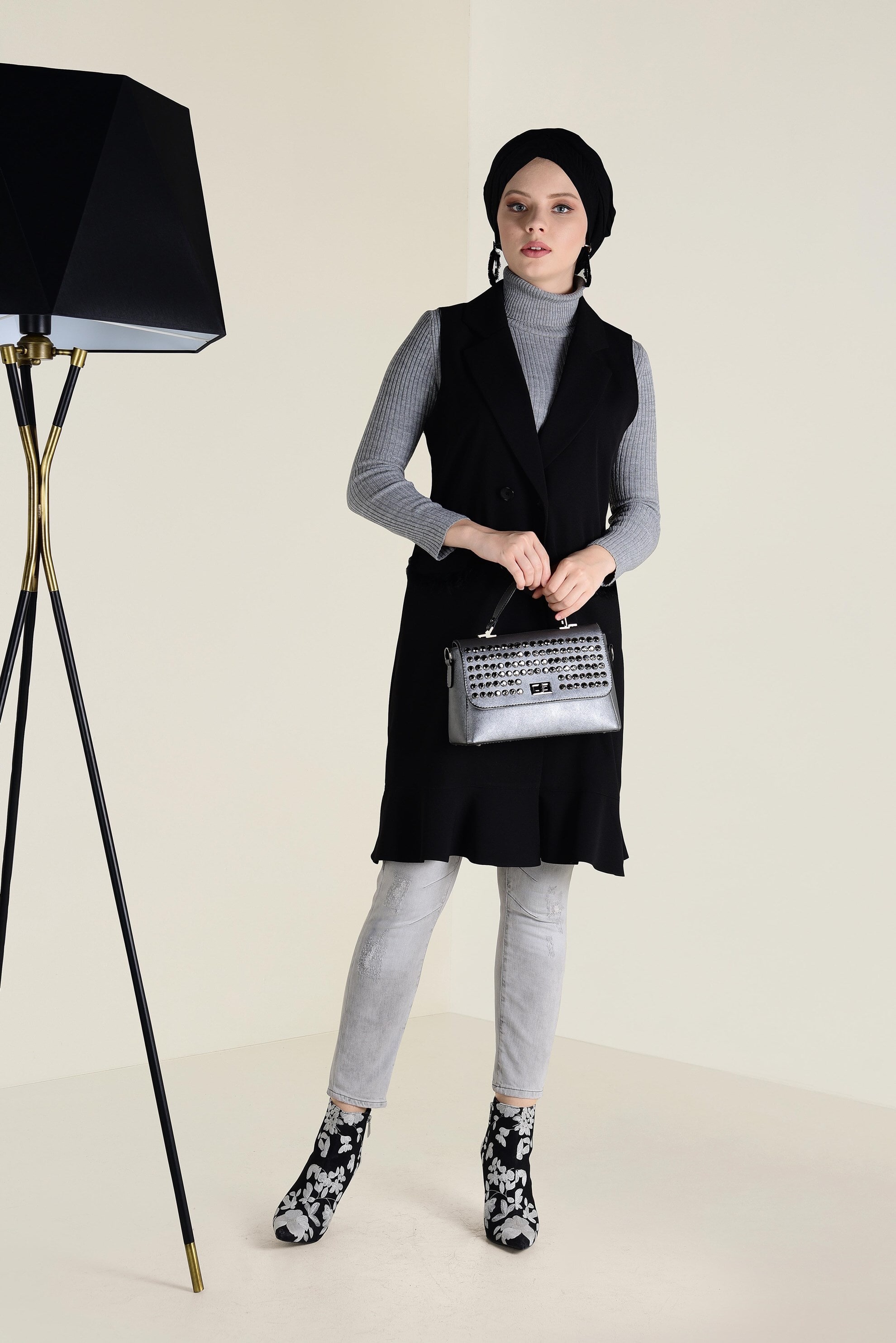 Tesettür giyim SİYAH CEPLERİ TÜY DETAYLI DÜĞMELİ YELEK 4579 