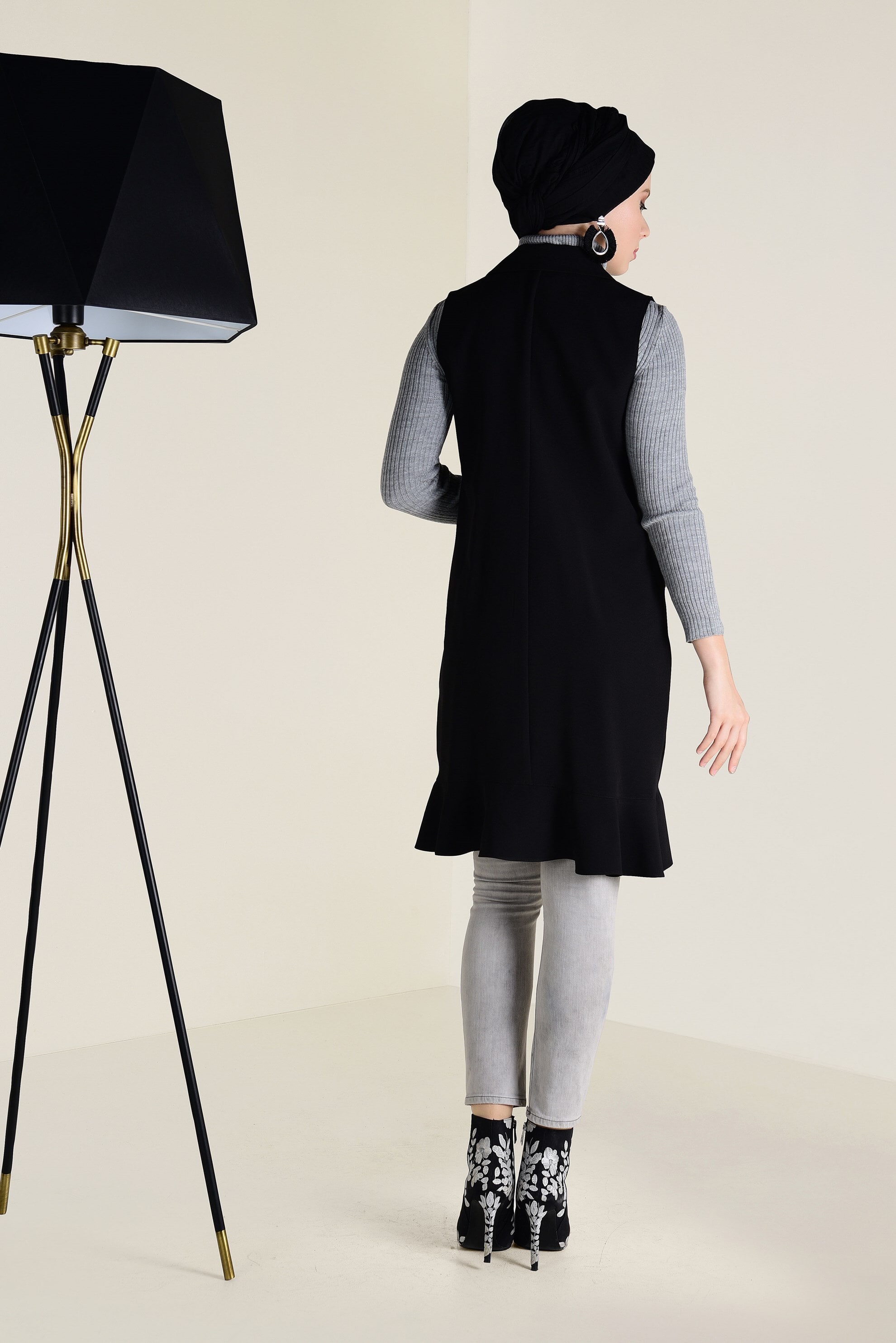 Tesettür giyim SİYAH CEPLERİ TÜY DETAYLI DÜĞMELİ YELEK 4579 