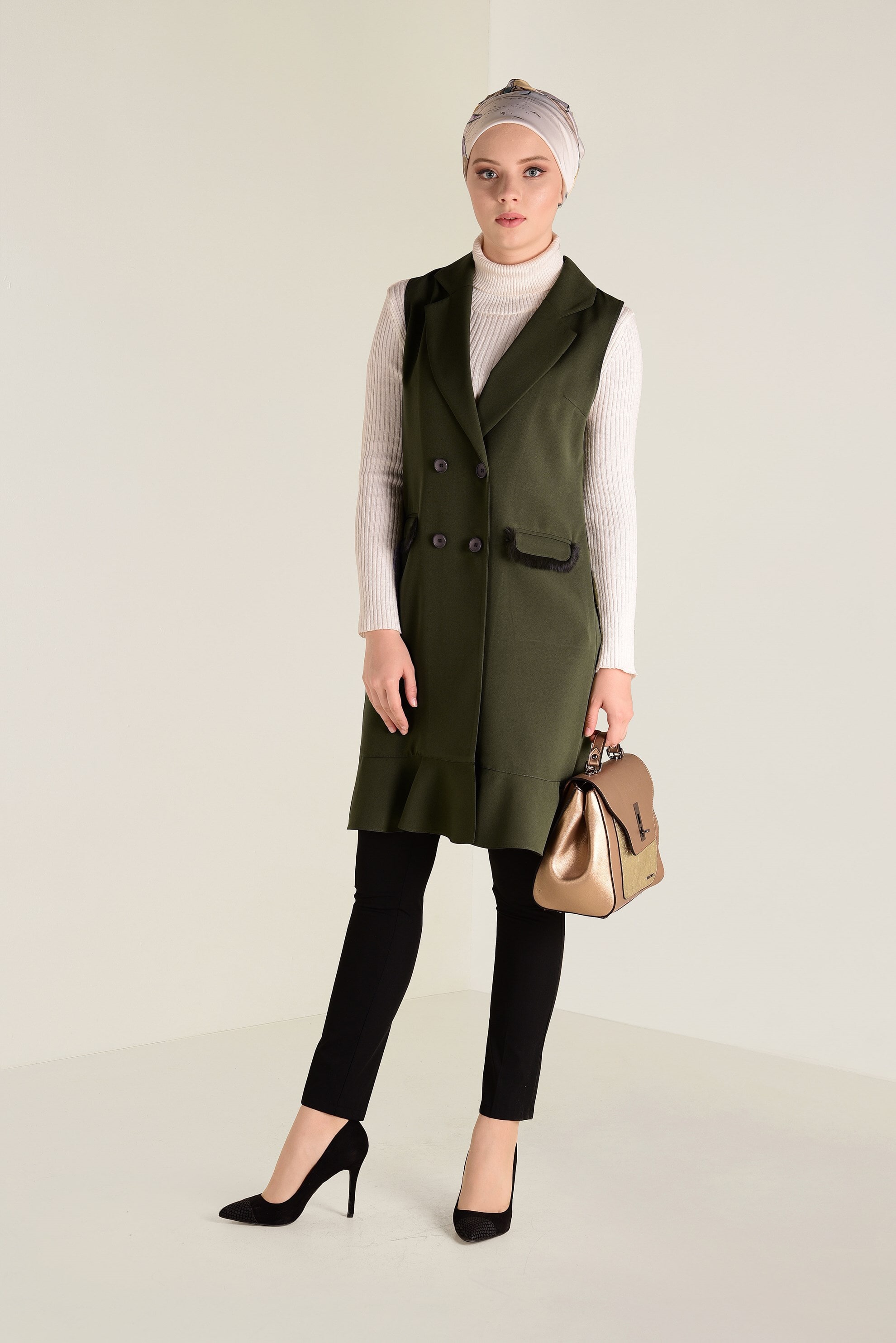 Tesettür giyim HAKİ CEPLERİ TÜY DETAYLI DÜĞMELİ YELEK 4579 