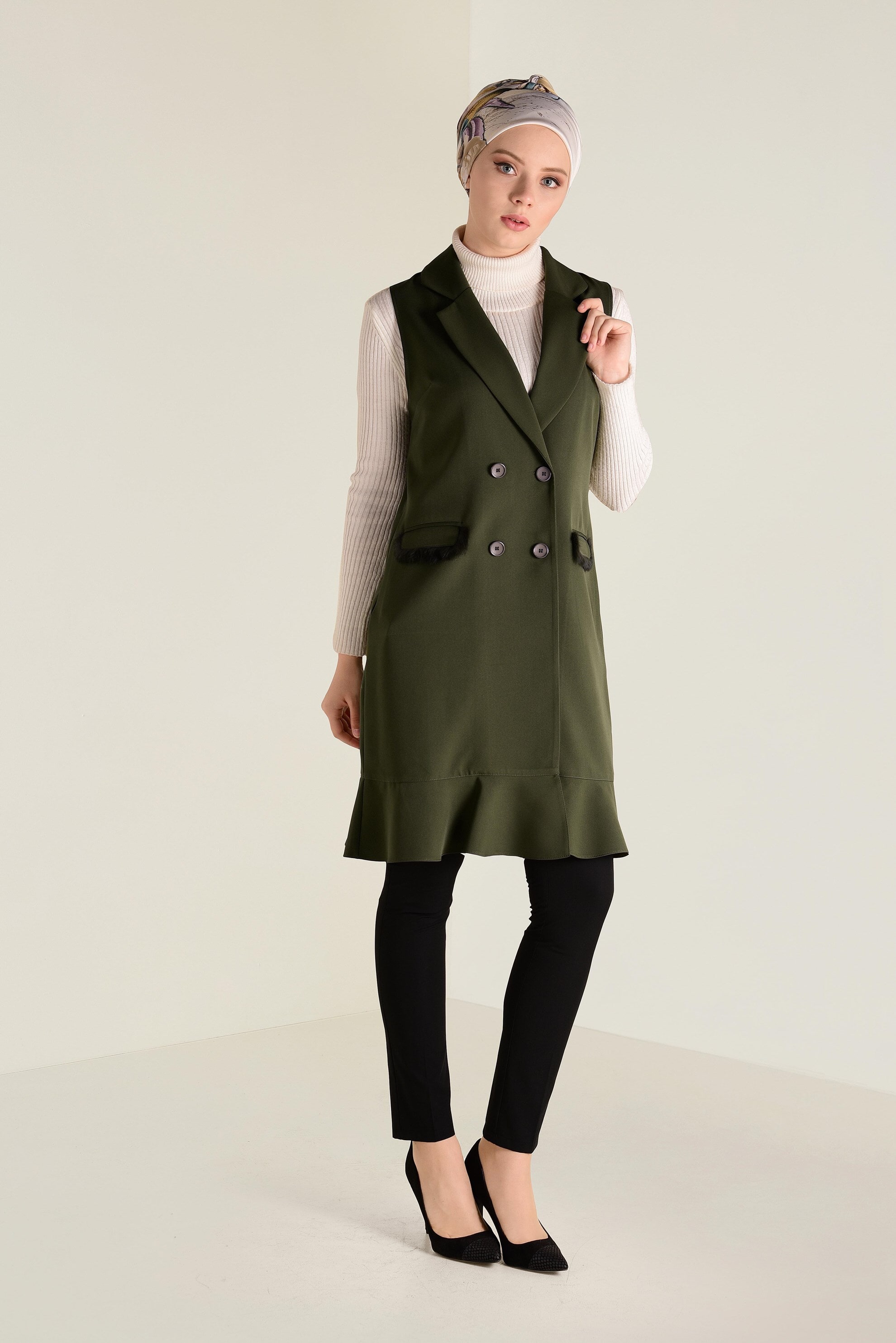 Tesettür giyim HAKİ CEPLERİ TÜY DETAYLI DÜĞMELİ YELEK 4579 