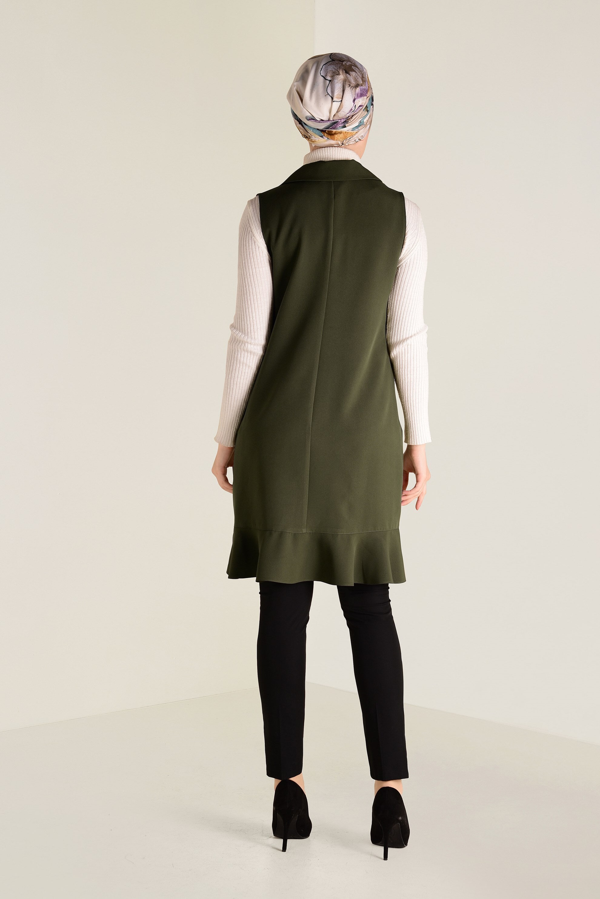 Tesettür giyim HAKİ CEPLERİ TÜY DETAYLI DÜĞMELİ YELEK 4579 