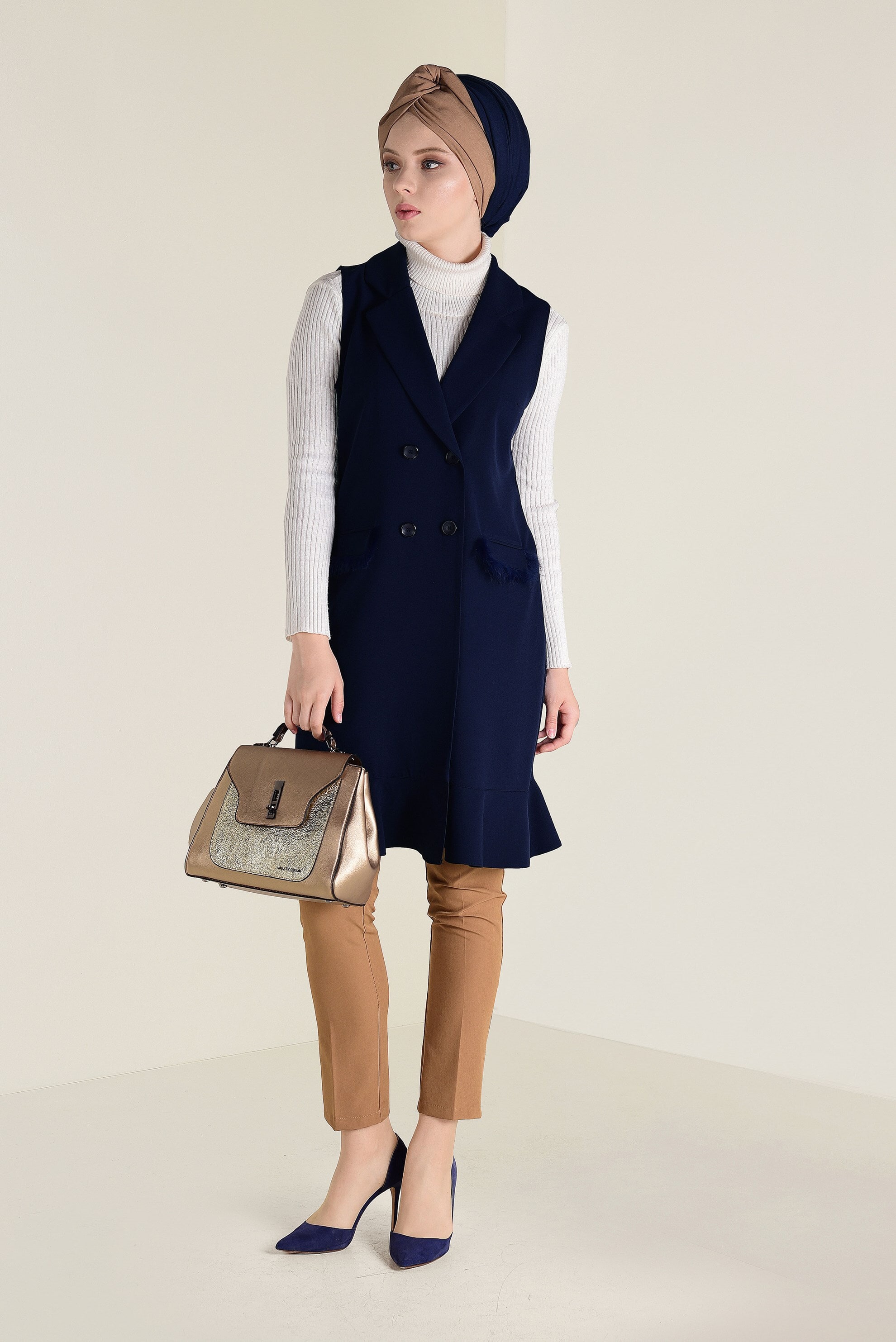 Tesettür giyim LACİVERT CEPLERİ TÜY DETAYLI DÜĞMELİ YELEK 4579 