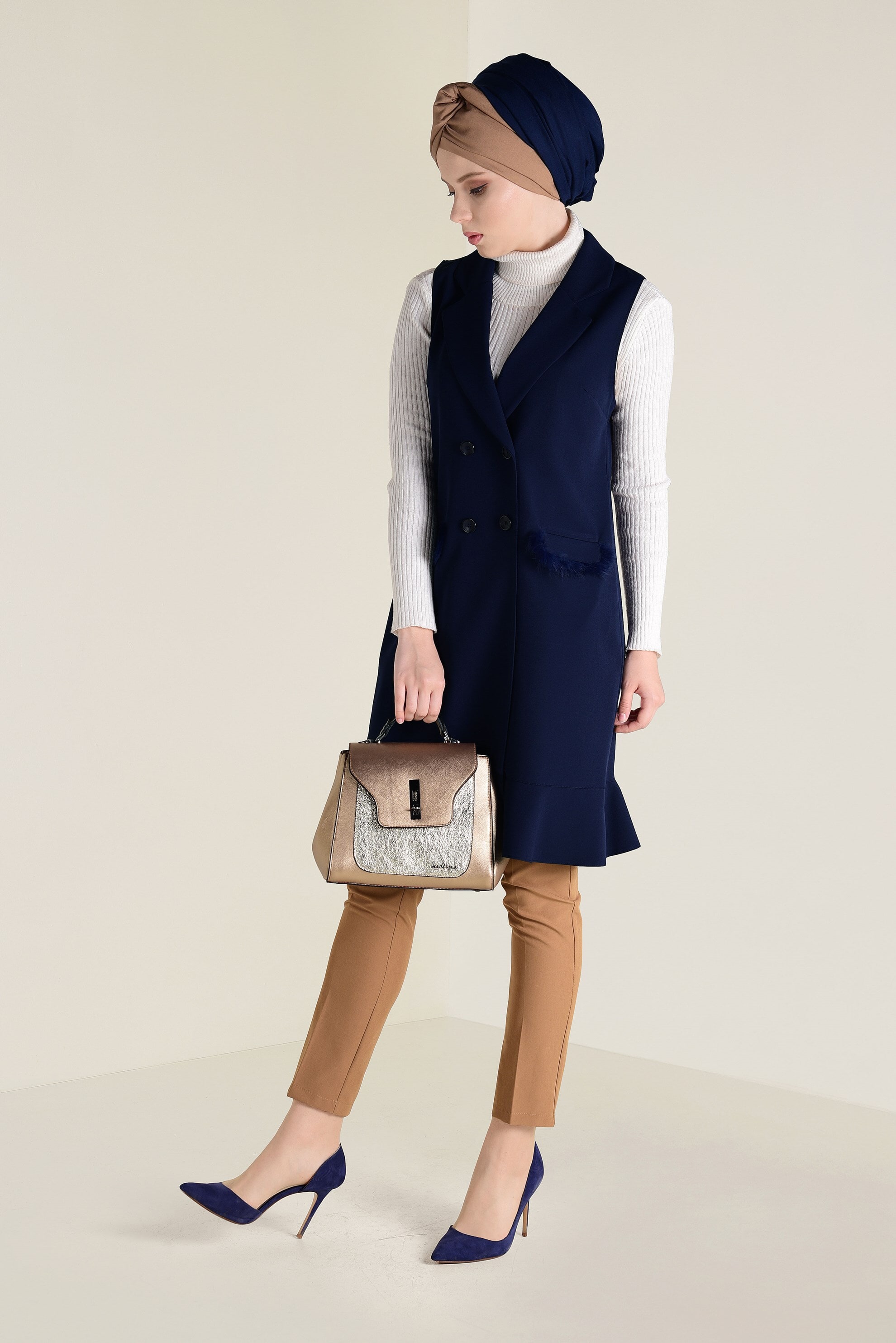 Tesettür giyim LACİVERT CEPLERİ TÜY DETAYLI DÜĞMELİ YELEK 4579 