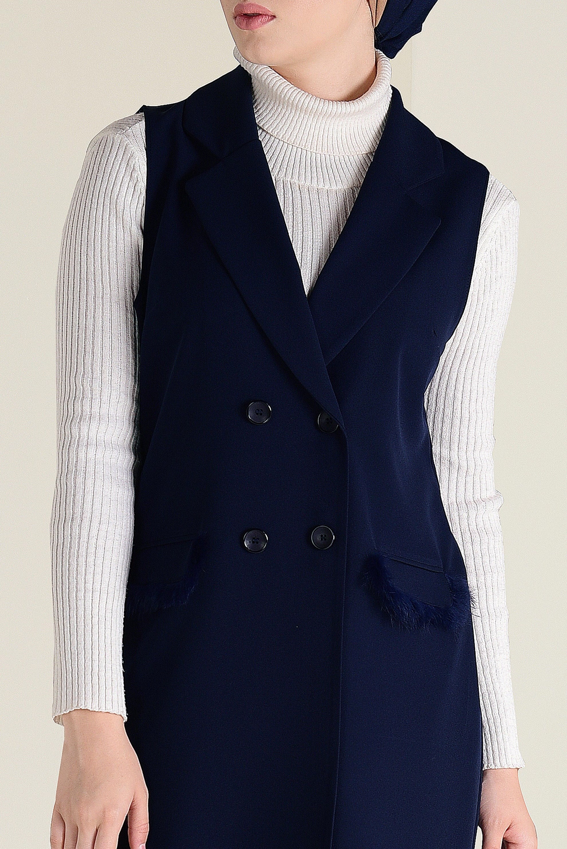 Tesettür giyim LACİVERT CEPLERİ TÜY DETAYLI DÜĞMELİ YELEK 4579 