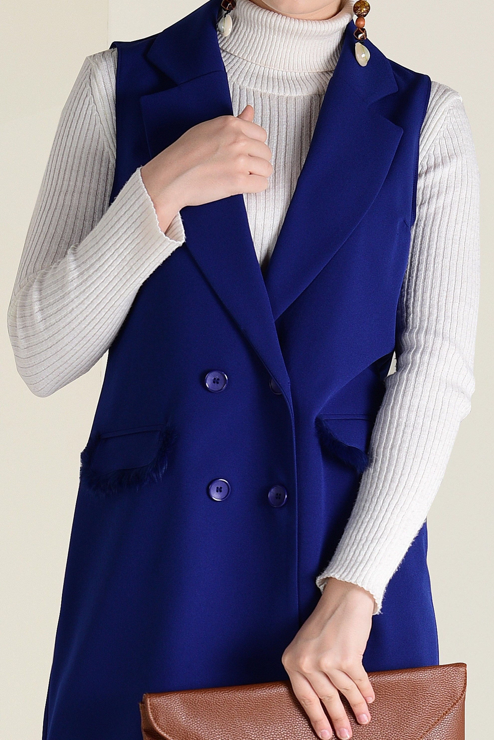 Tesettür giyim LACİVERT CEPLERİ TÜY DETAYLI DÜĞMELİ YELEK 4579 