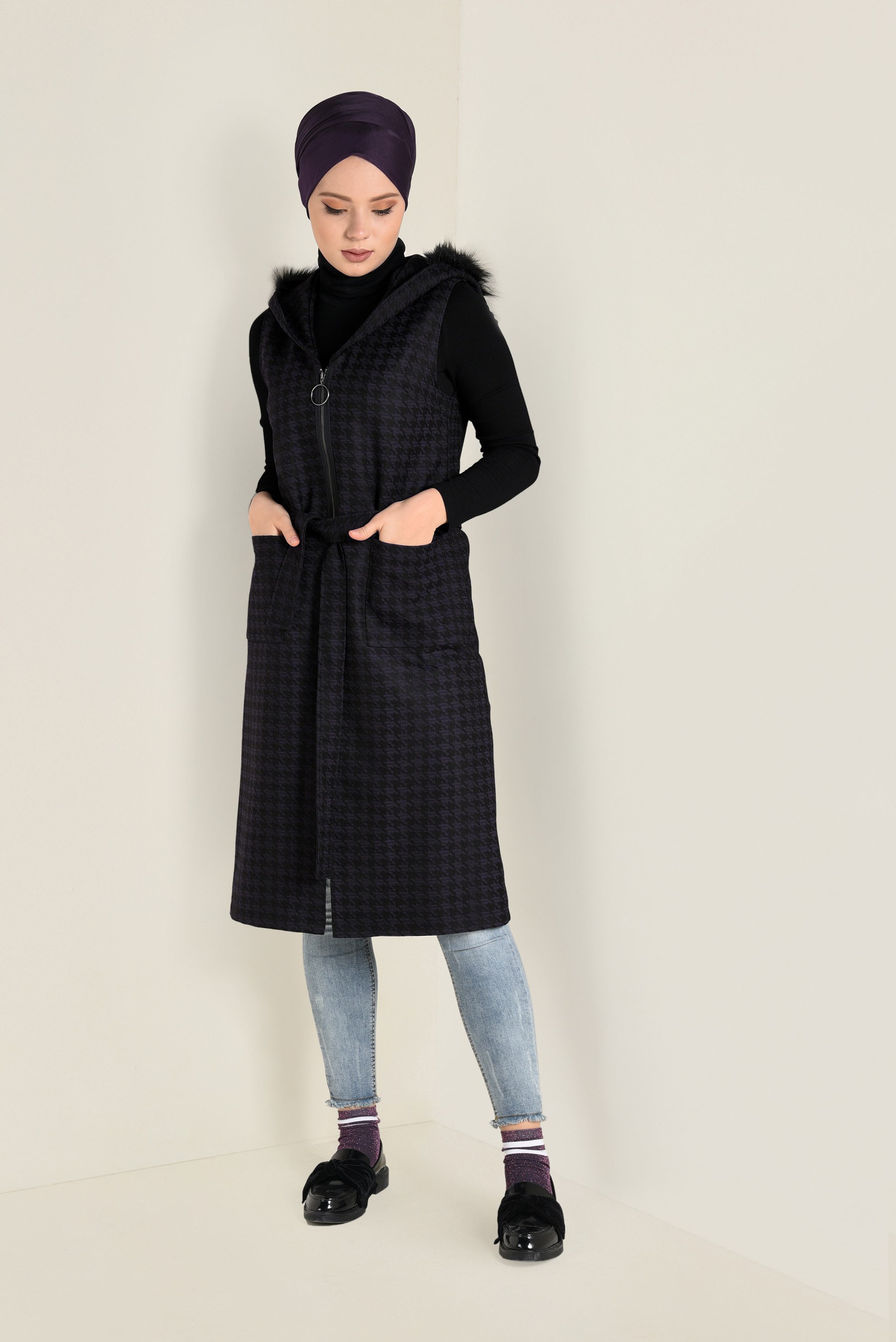 Tesettür giyim MOR KAZAYAĞI DESENLİ KAPÜŞONU SUNİ KÜRK DETAYLI YELEK 4750