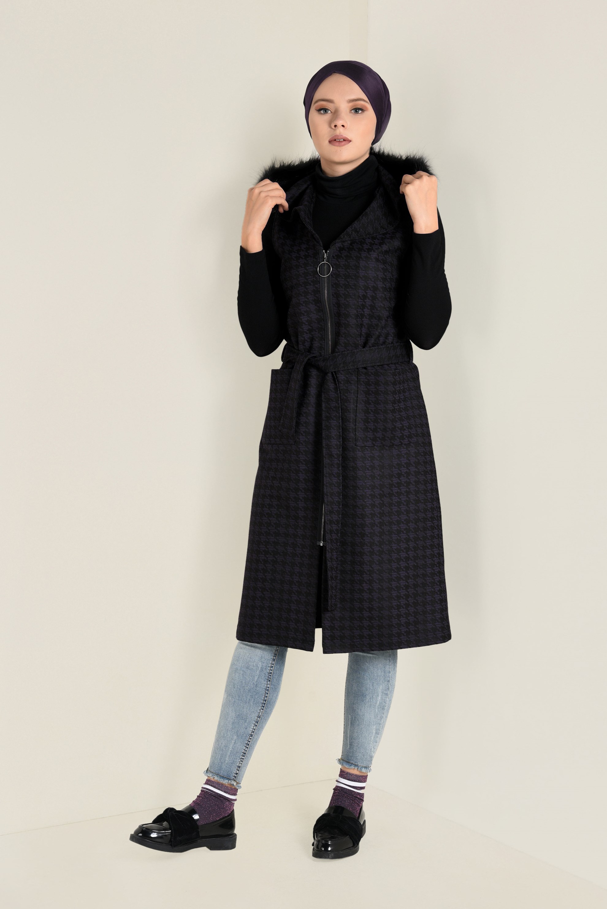 Tesettür giyim MOR KAZAYAĞI DESENLİ KAPÜŞONU SUNİ KÜRK DETAYLI YELEK 4750