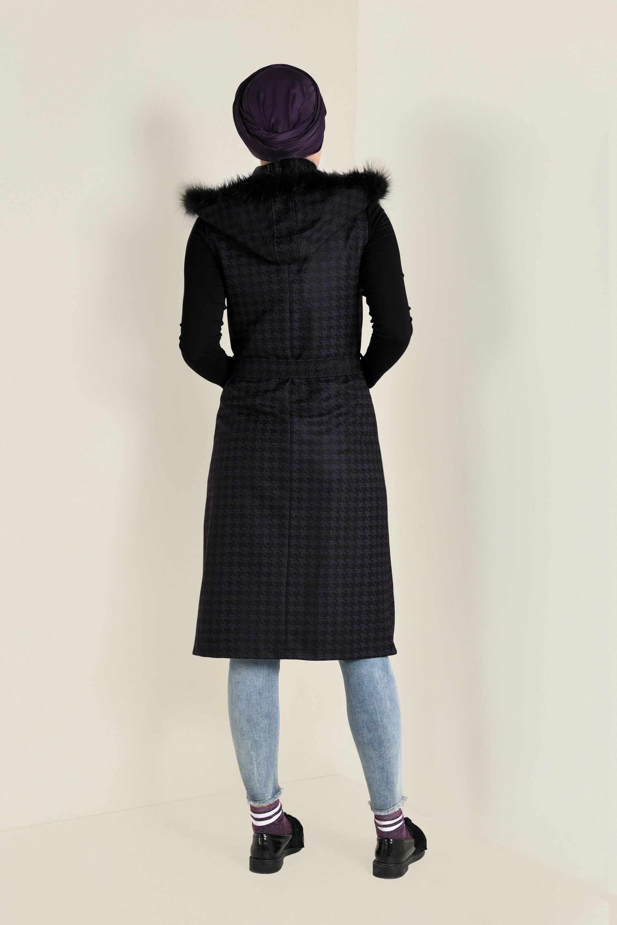 Tesettür giyim MOR KAZAYAĞI DESENLİ KAPÜŞONU SUNİ KÜRK DETAYLI YELEK 4750