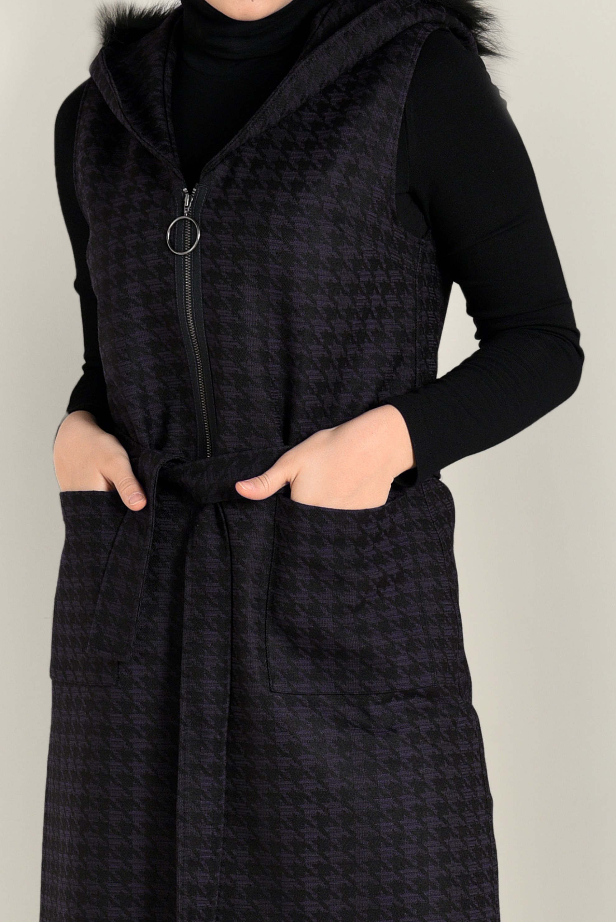 Tesettür giyim MOR KAZAYAĞI DESENLİ KAPÜŞONU SUNİ KÜRK DETAYLI YELEK 4750