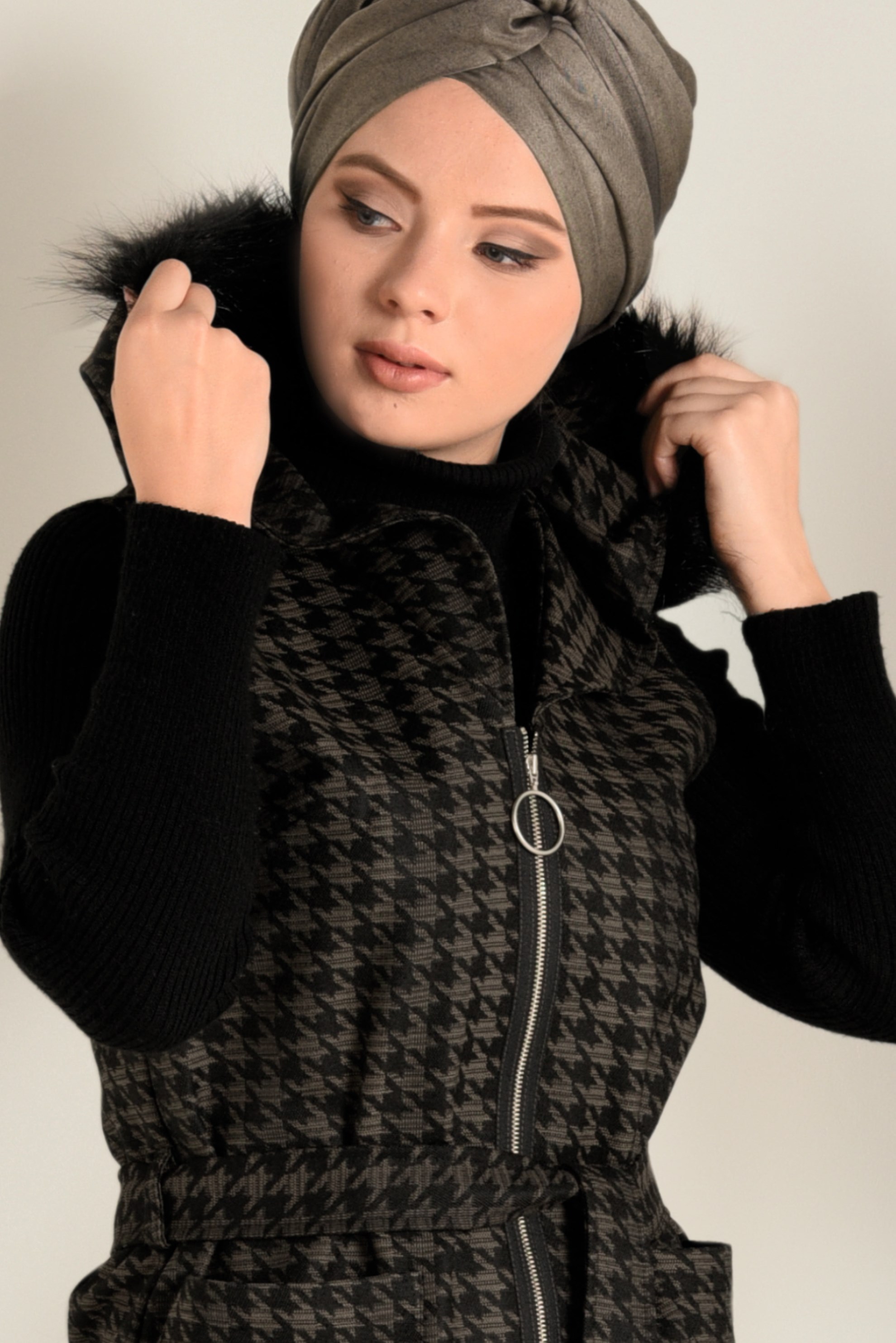 Tesettür giyim KAHVE KAZAYAĞI DESENLİ KAPÜŞONU SUNİ KÜRK DETAYLI YELEK 4750