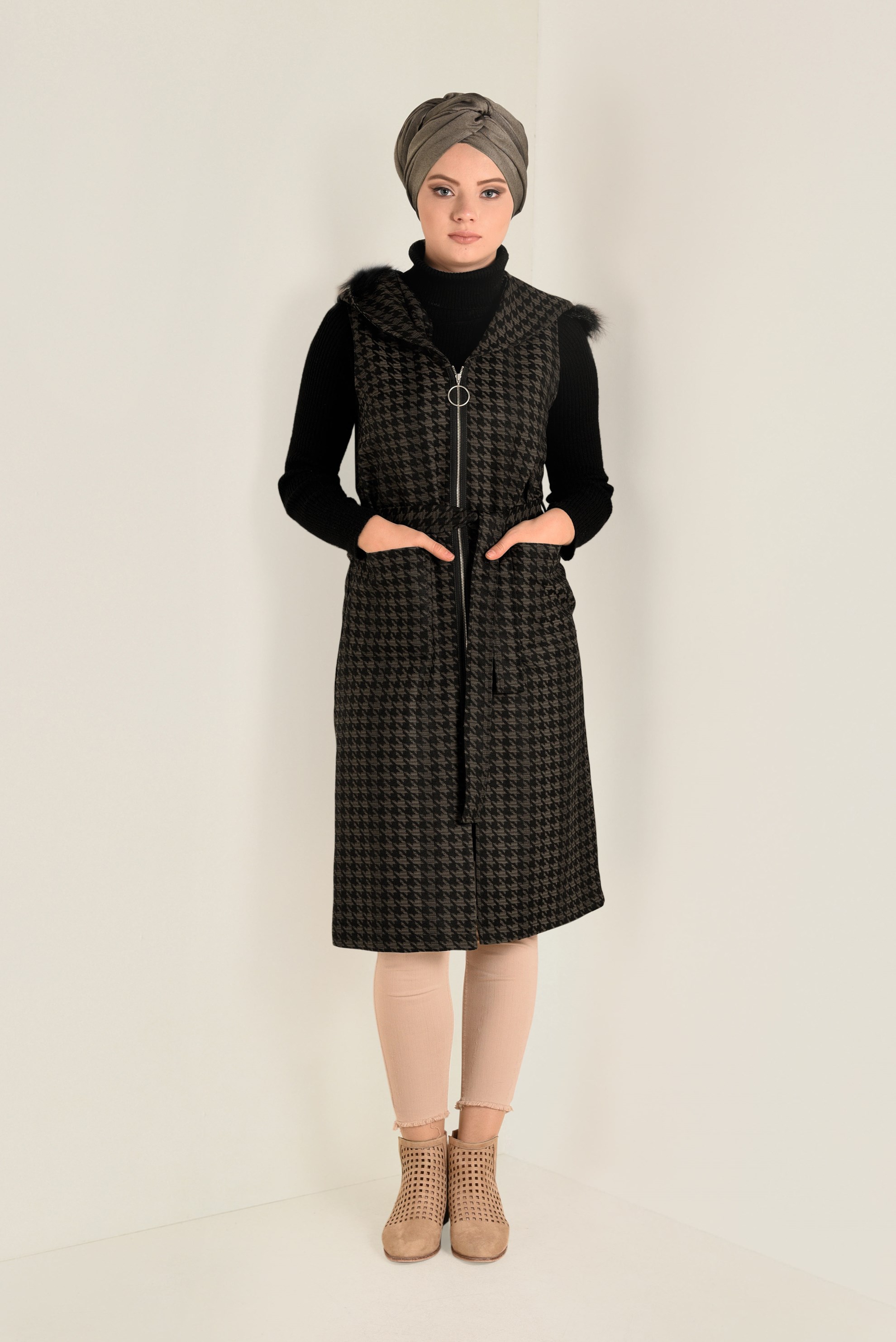 Tesettür giyim KAHVE KAZAYAĞI DESENLİ KAPÜŞONU SUNİ KÜRK DETAYLI YELEK 4750