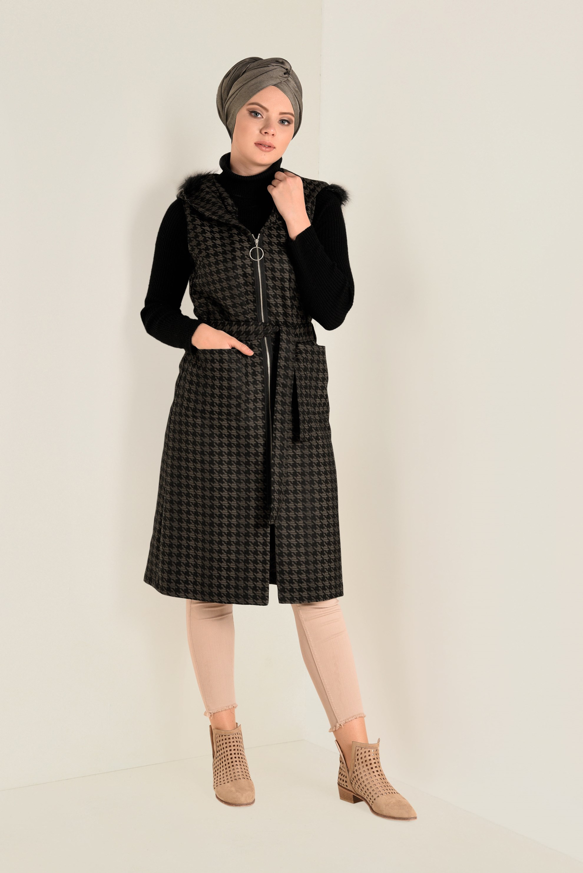 Tesettür giyim KAHVE KAZAYAĞI DESENLİ KAPÜŞONU SUNİ KÜRK DETAYLI YELEK 4750