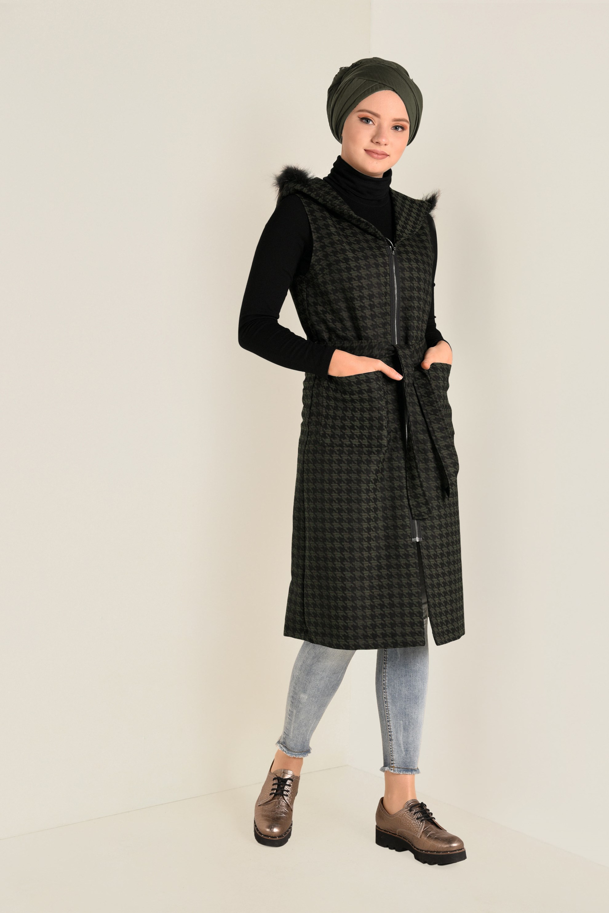 Tesettür giyim HAKİ KAZAYAĞI DESENLİ KAPÜŞONU SUNİ KÜRK DETAYLI YELEK 4750