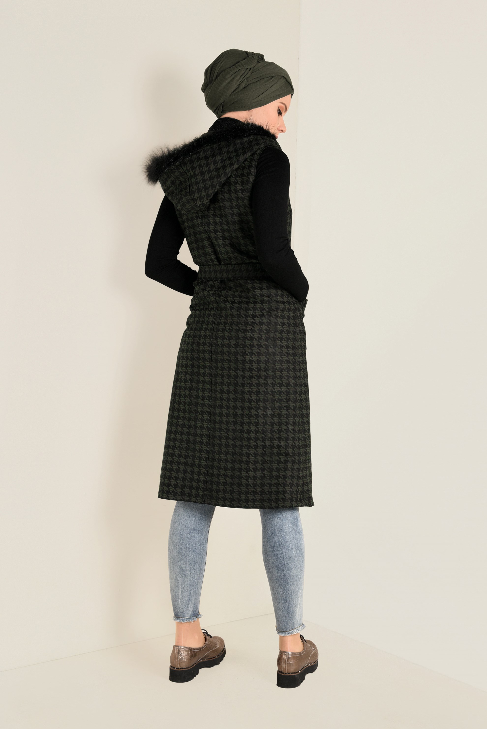 Tesettür giyim HAKİ KAZAYAĞI DESENLİ KAPÜŞONU SUNİ KÜRK DETAYLI YELEK 4750