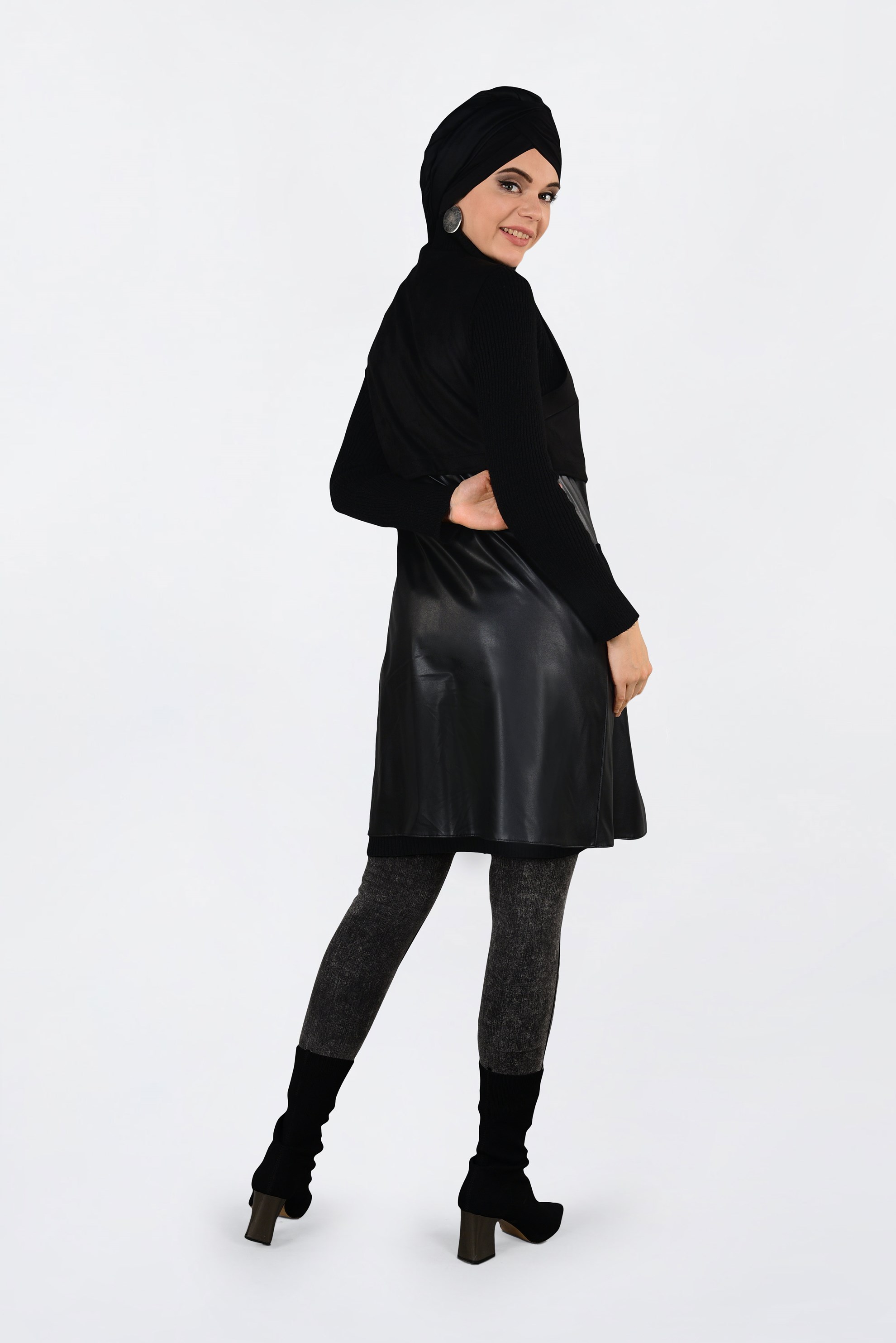 Tesettür giyim SİYAH DÜĞMELİ DERİ DETAYLI SÜET YELEK 4779