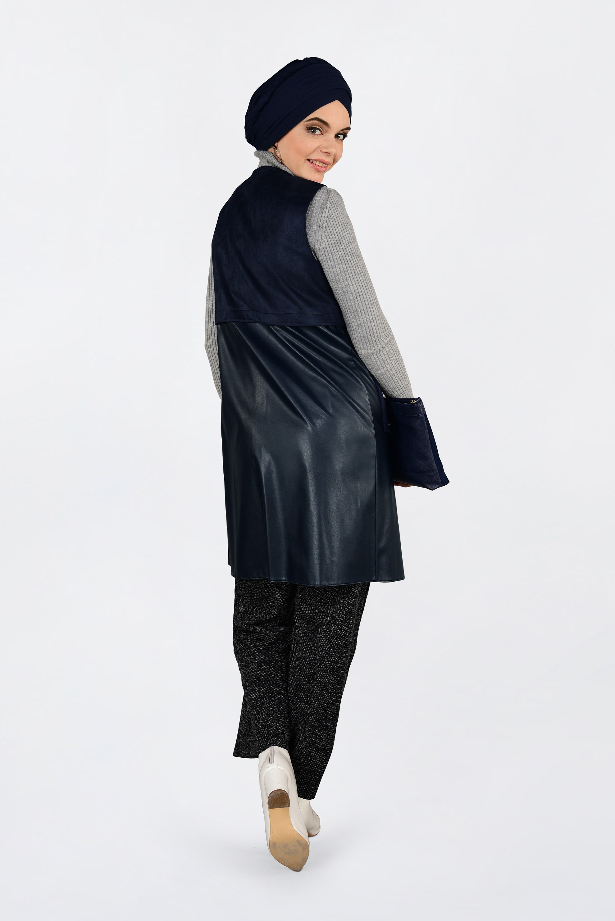 Tesettür giyim LACİVERT DÜĞMELİ DERİ DETAYLI SÜET YELEK 4779