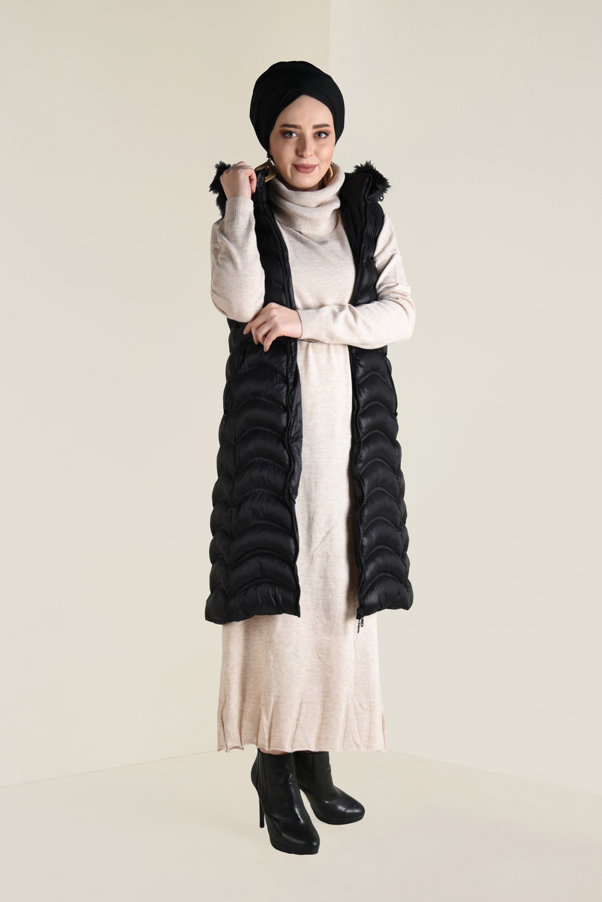 Tesettür giyim SİYAH KAPÜŞONLU KAPİTONE YELEK 9830