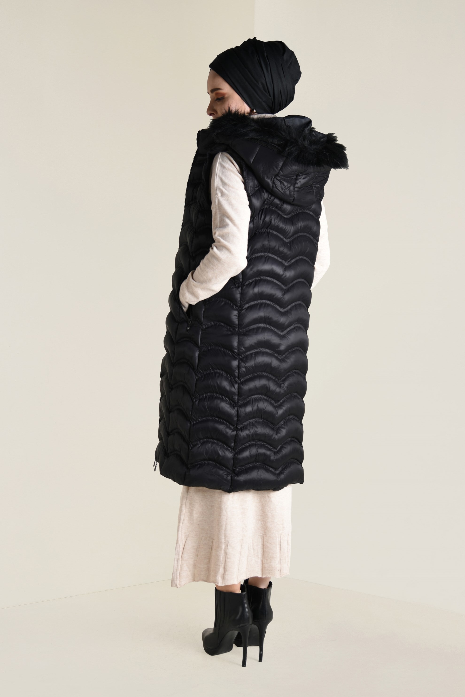 Tesettür giyim SİYAH KAPÜŞONLU KAPİTONE YELEK 9830