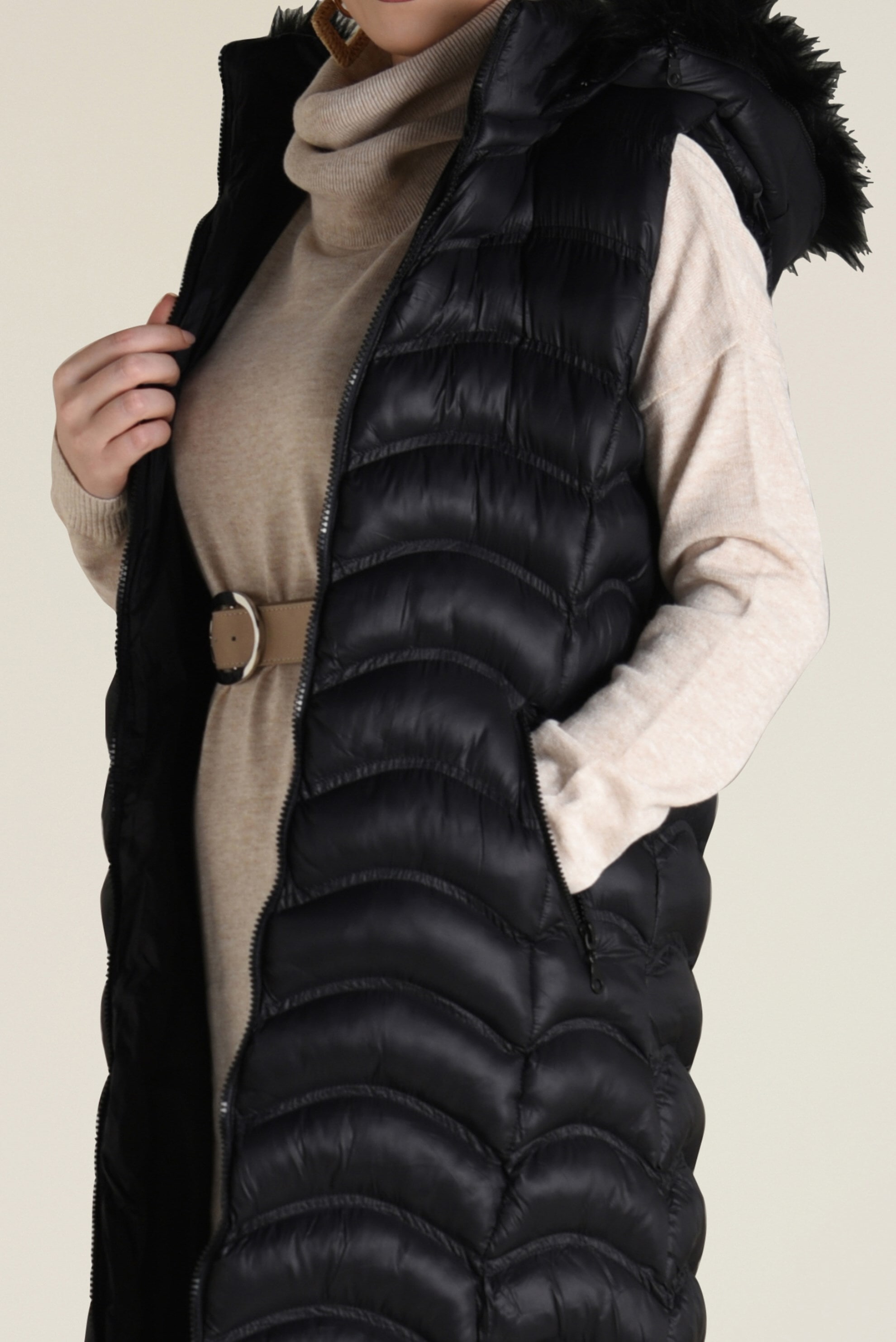 Tesettür giyim SİYAH KAPÜŞONLU KAPİTONE YELEK 9830