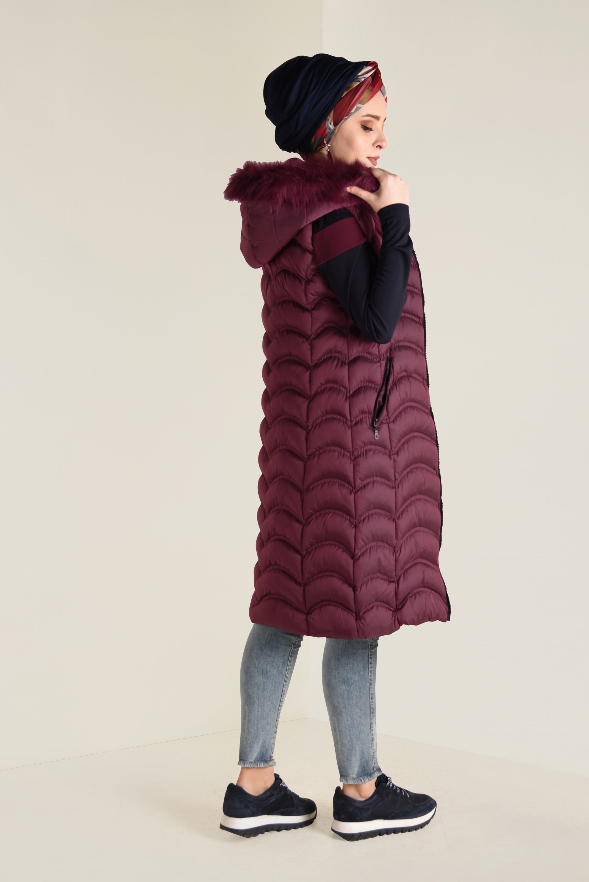Tesettür giyim BORDO KAPÜŞONLU KAPİTONE YELEK 9830