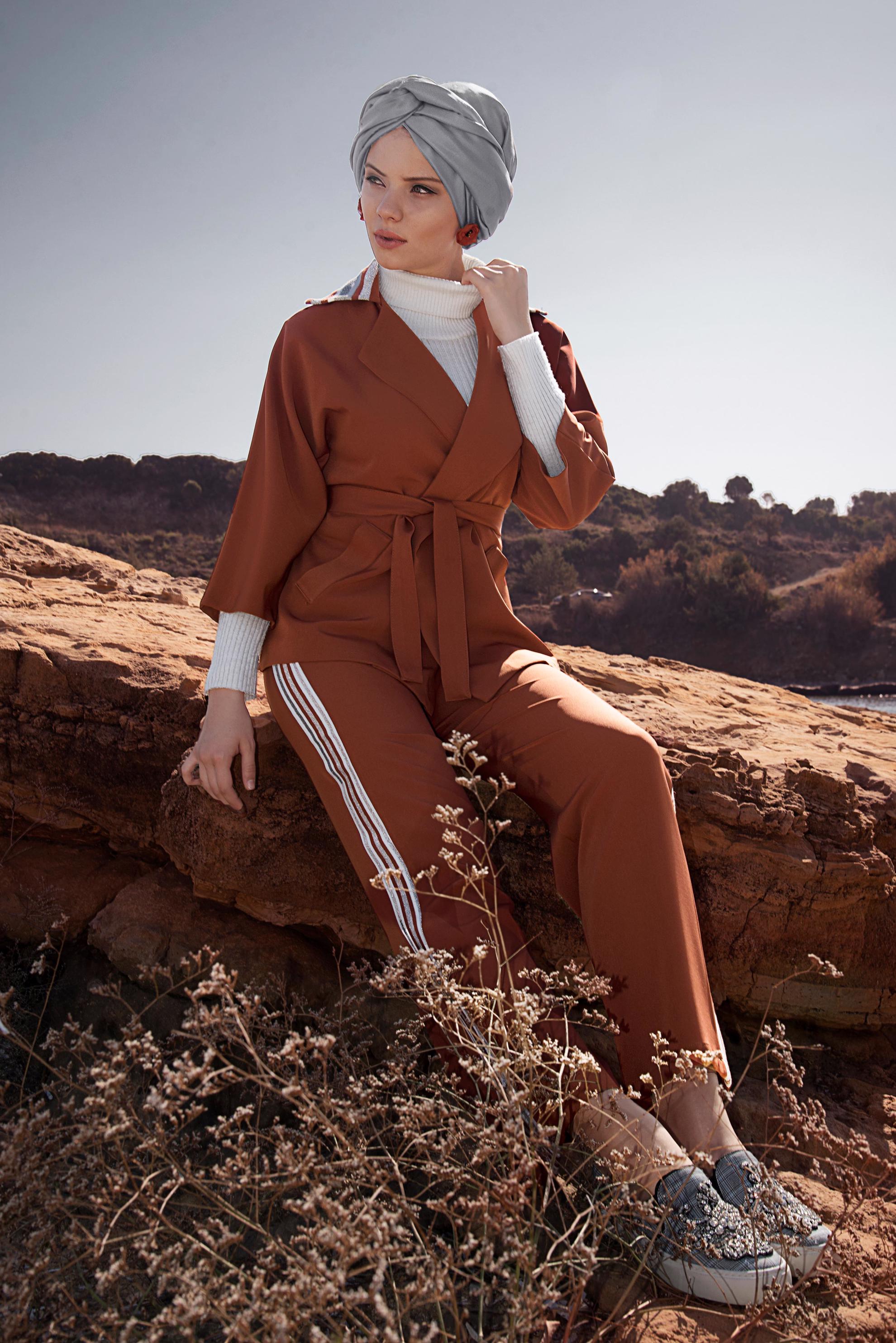 Tesettür giyim KAHVE ÇİZGİ DETAYLI İKİLİ PANTOLONLU TAKIM 4029