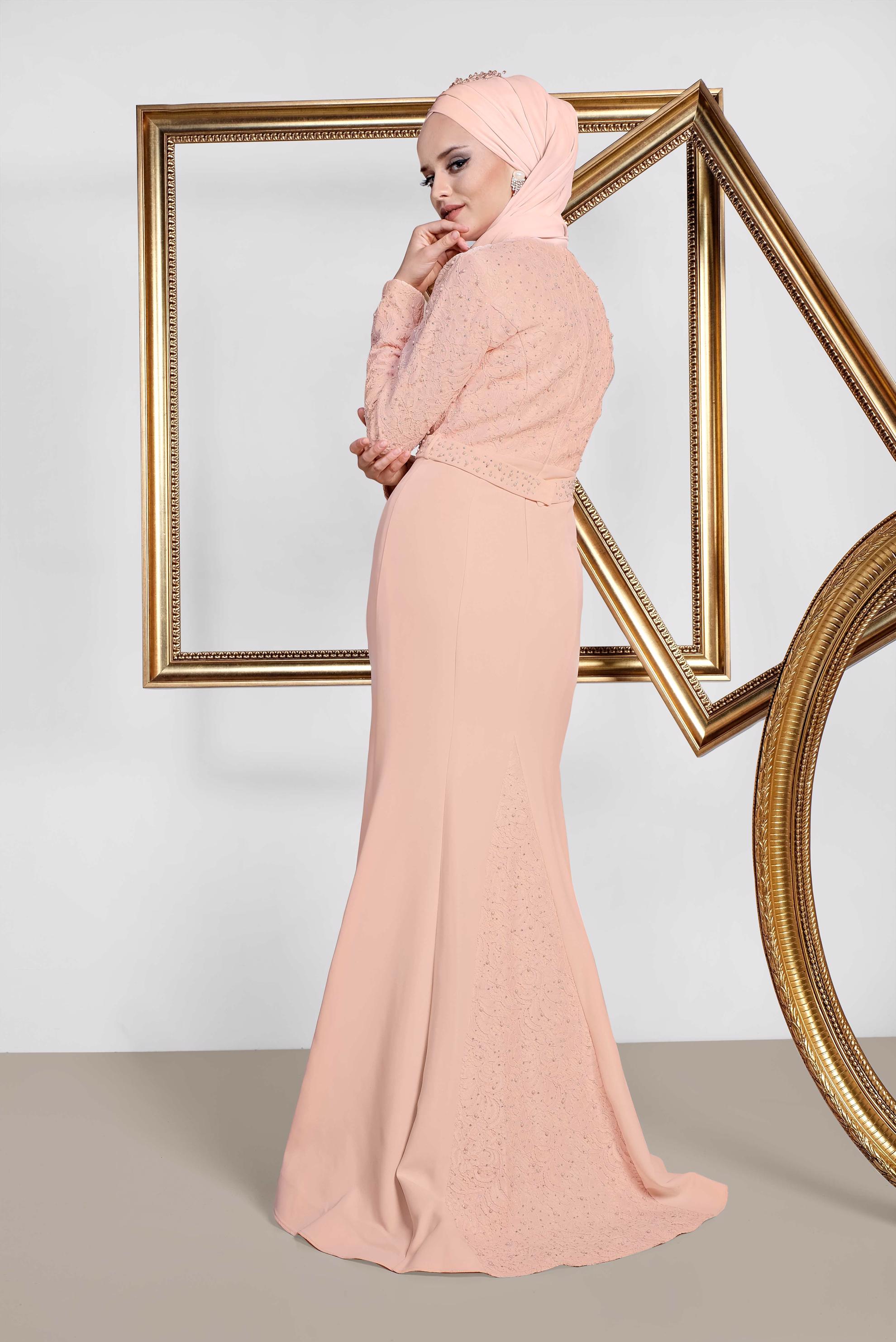 Tesettür giyim PUDRA İNCİ VE TAŞ İŞLEMELİ ABİYE ELBİSE 5474